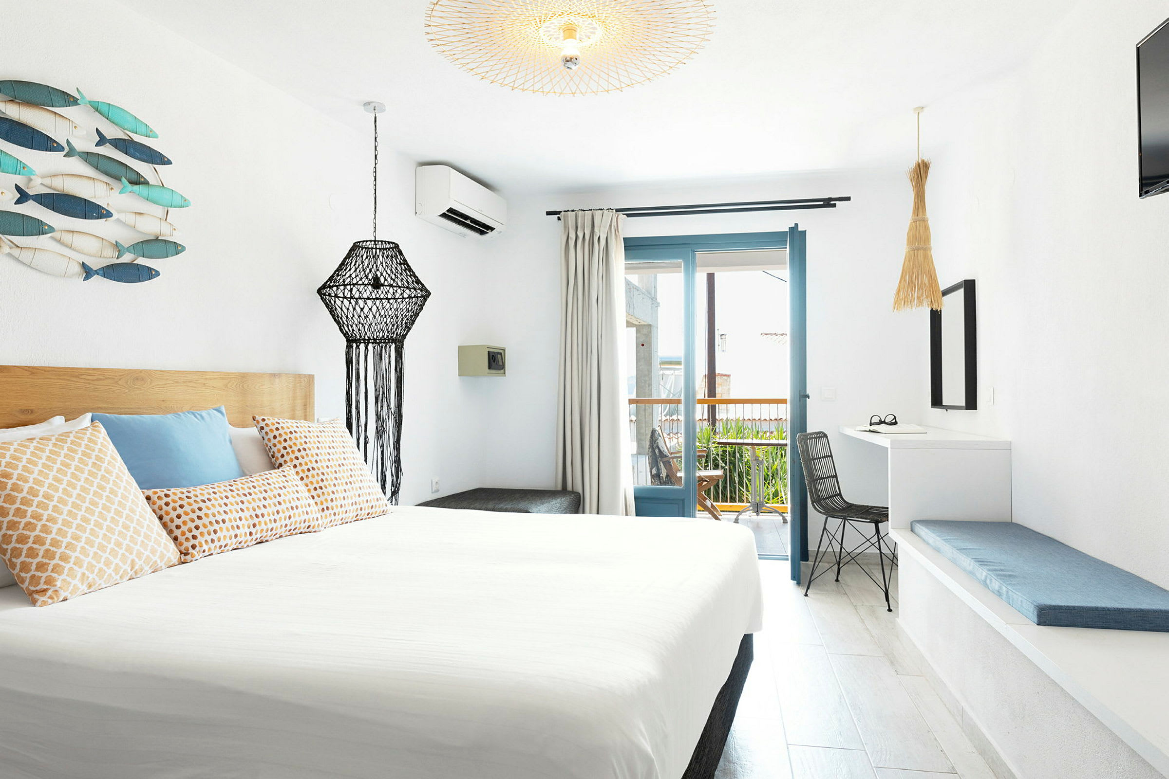 Ett modern inrett hotellrum med ljus inredning och en balkong. (AI-genererad text)