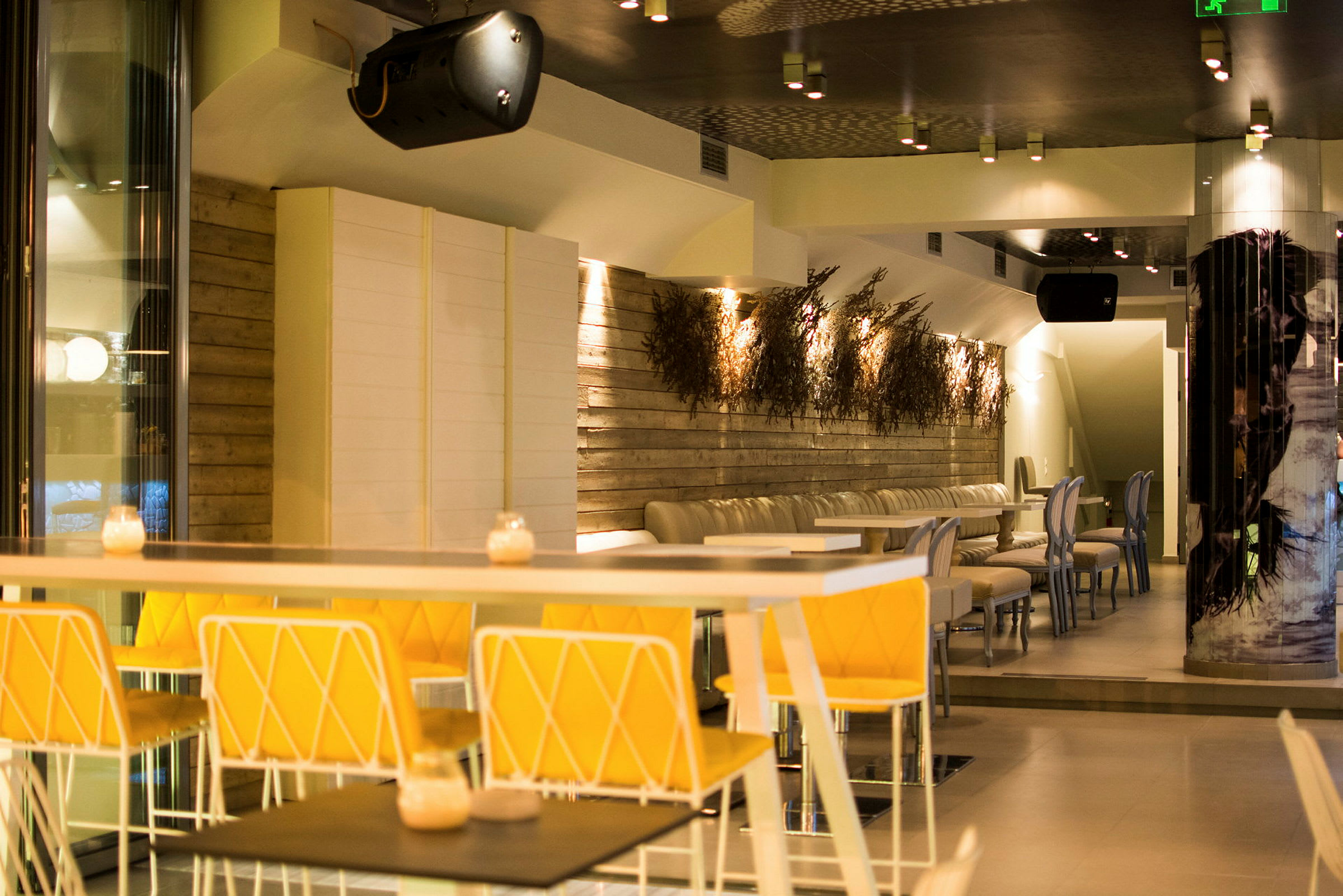 Interiör av en modern restaurang med upplysta väggdekorationer och sittplatser. (AI-genererad text)