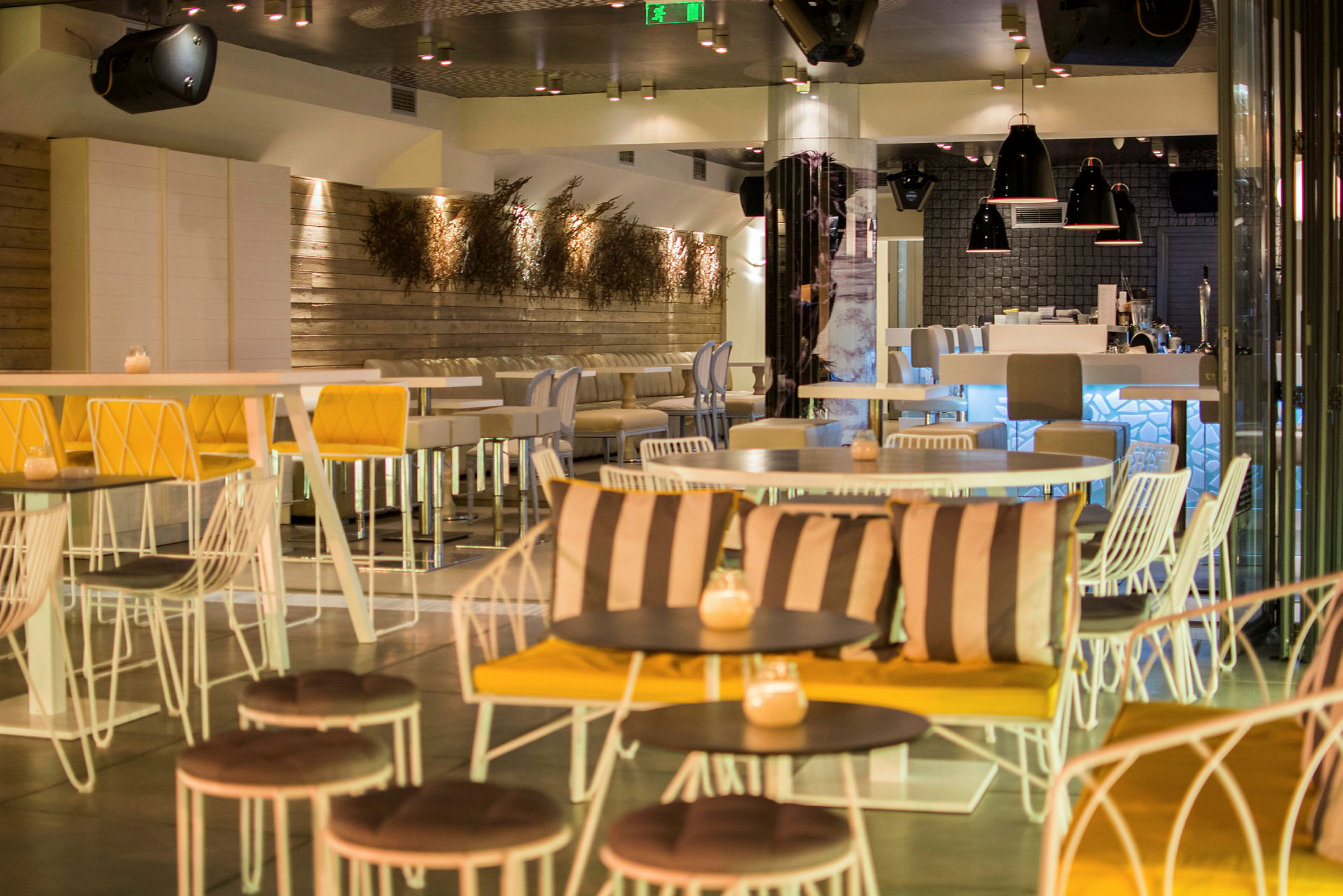 En modern restaurang med gul och vit inredning. (AI-genererad text)