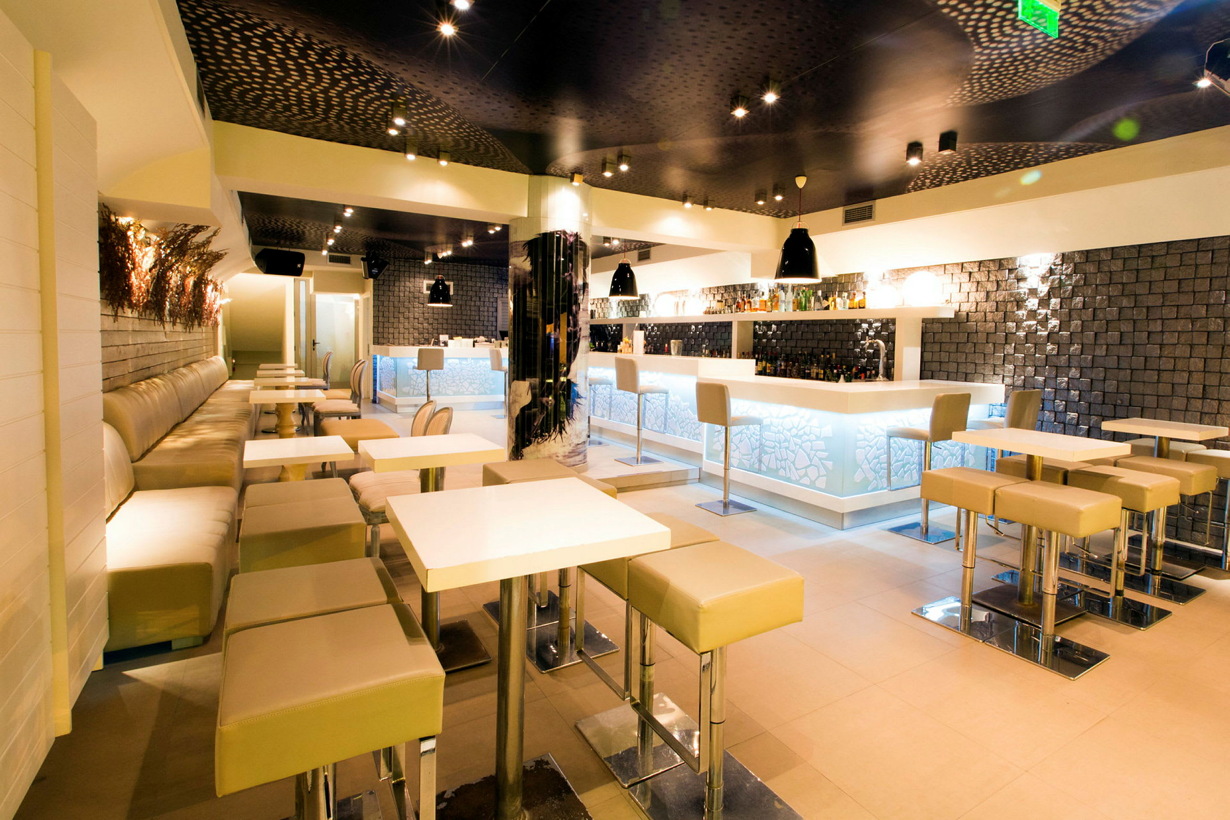 En modern bar med ljusa möbler och en elegant design. (AI-genererad text)