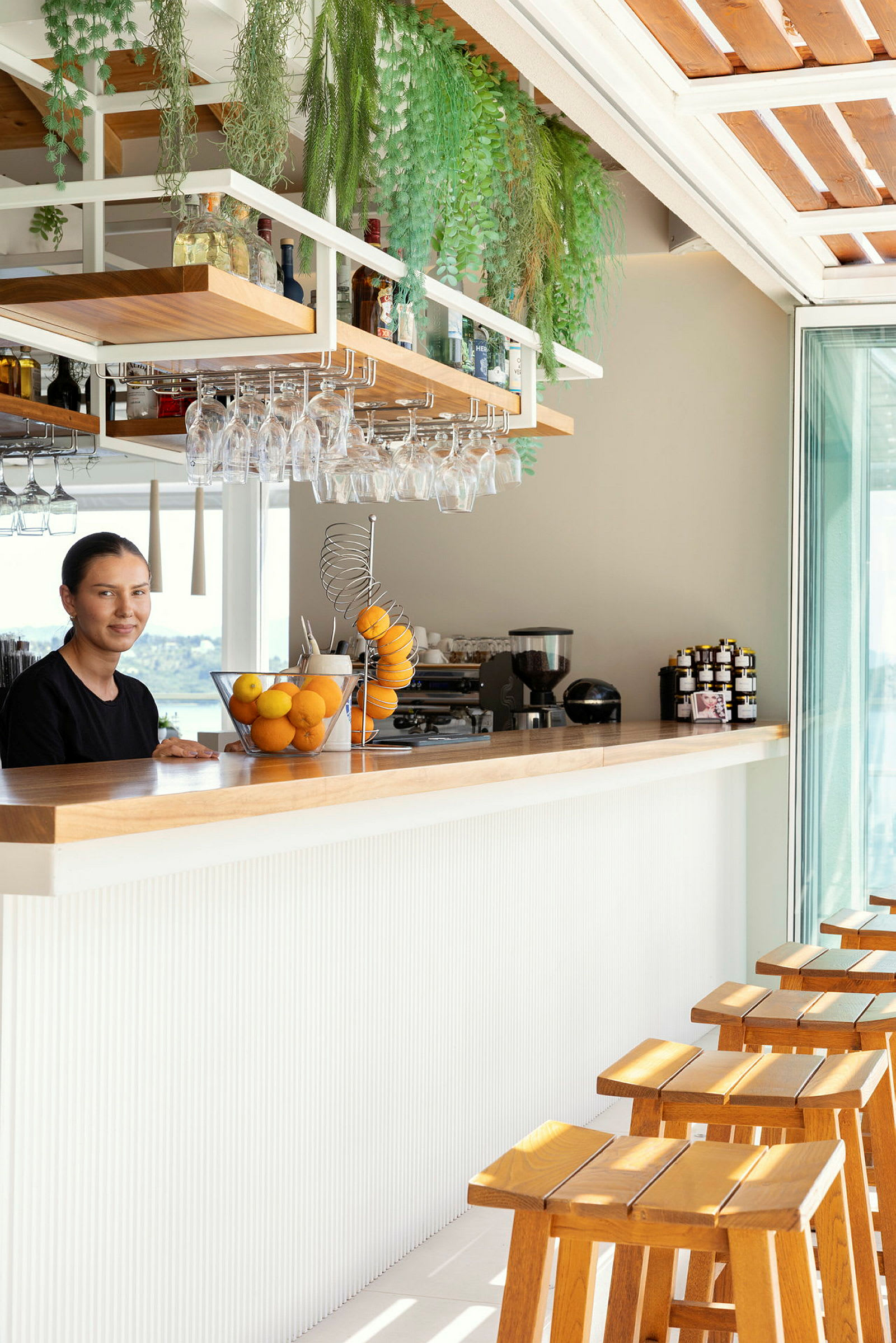 En modern och ljus bar med trädetaljer och barstolar. (AI-genererad text)