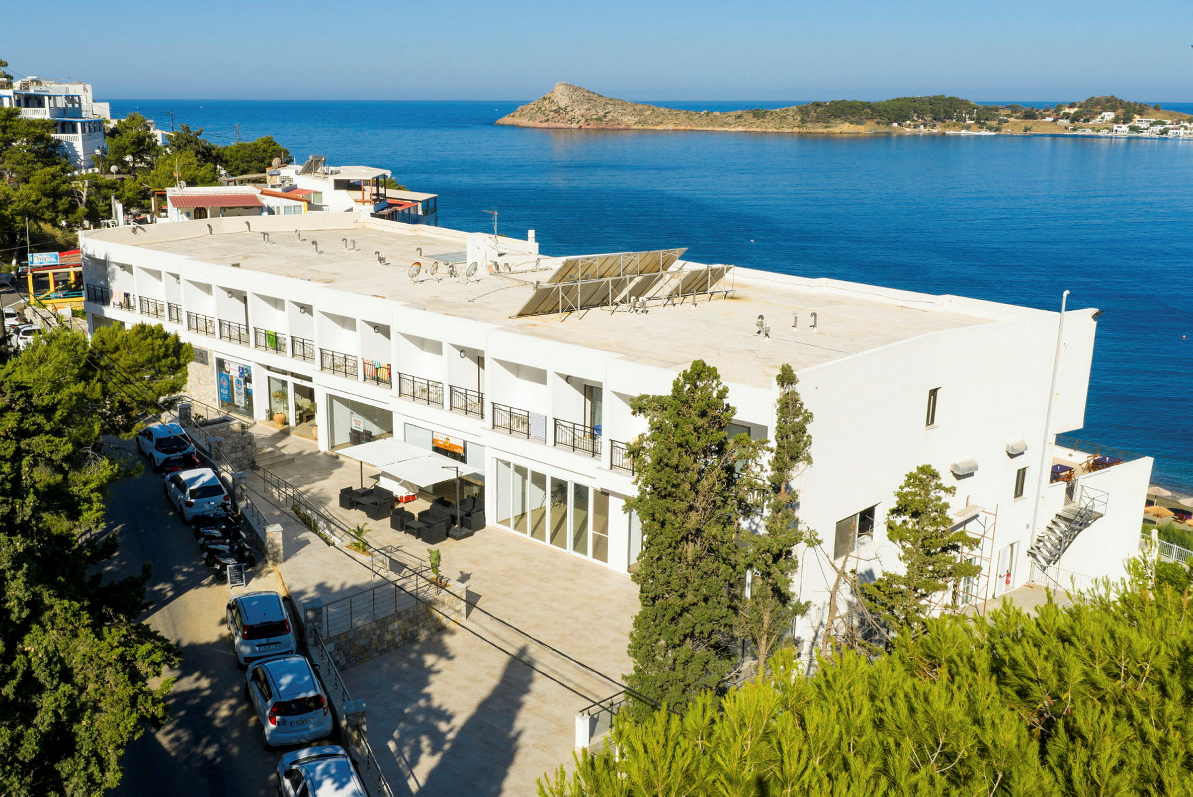 Ett vitt hotell med utsikt mot havet. (AI-genererad text)