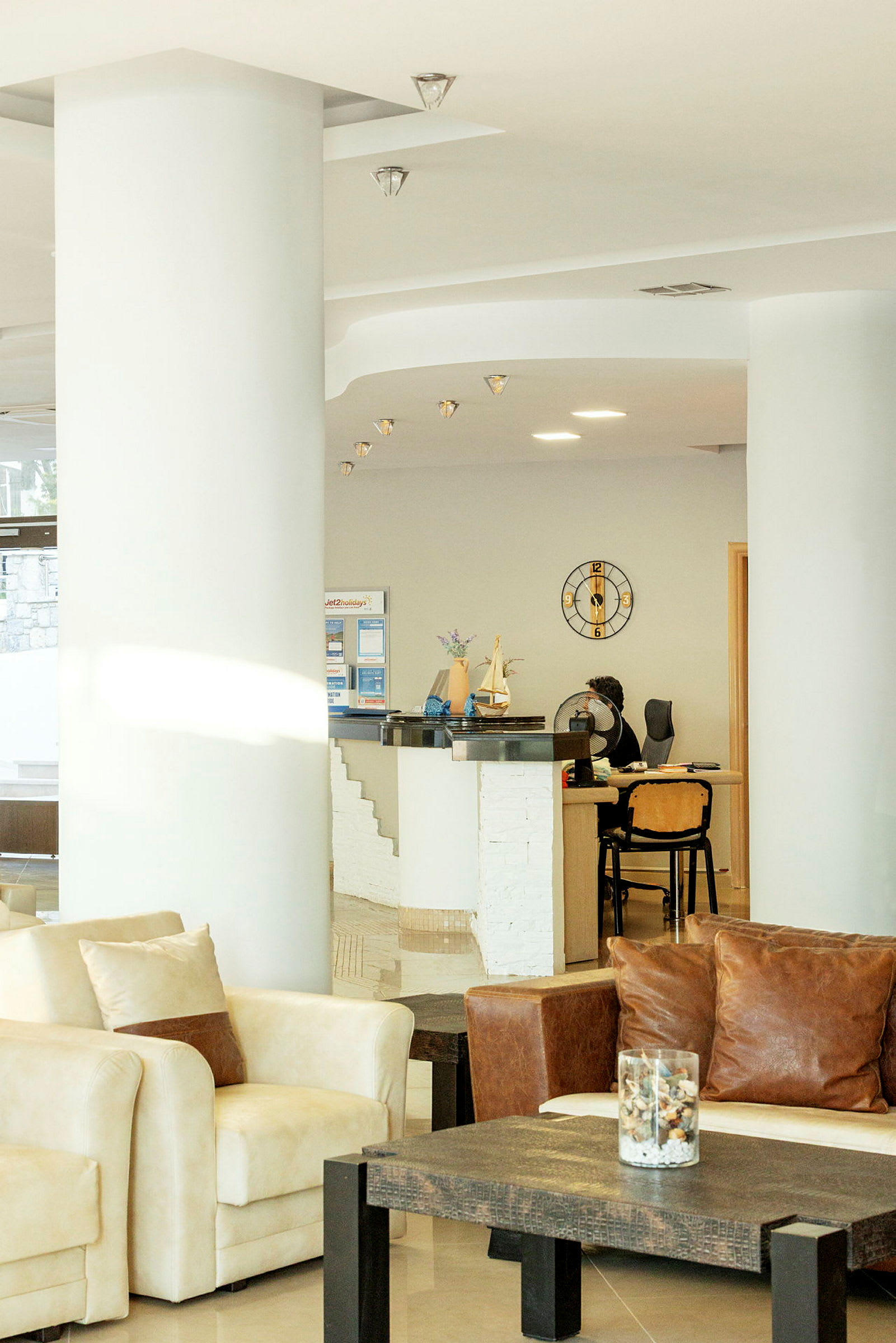 Hotellets reception med modern inredning och bekväma sittmöbler. (AI-genererad text)