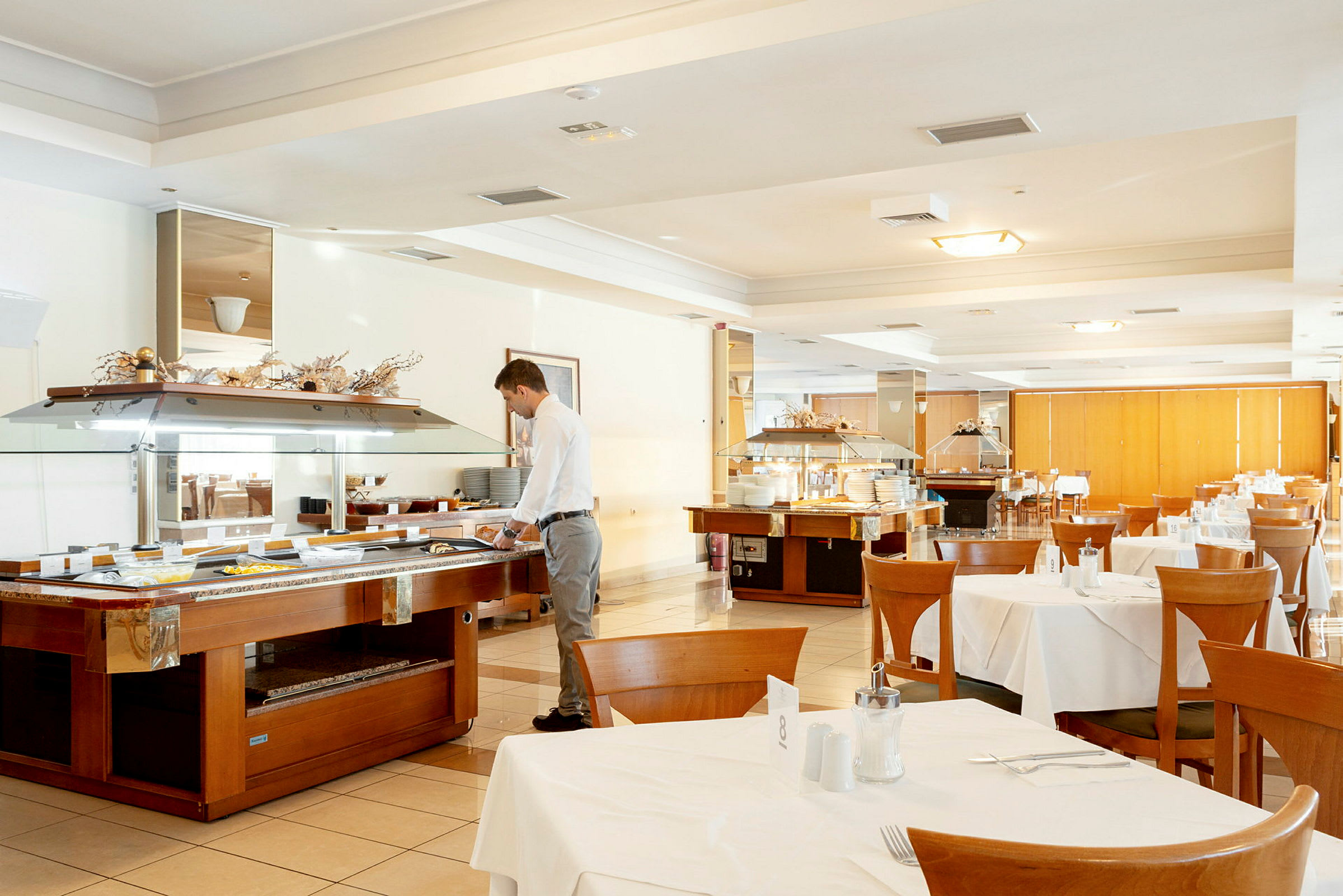 Bufféområde i en ljus och rymlig restaurang. (AI-genererad text)