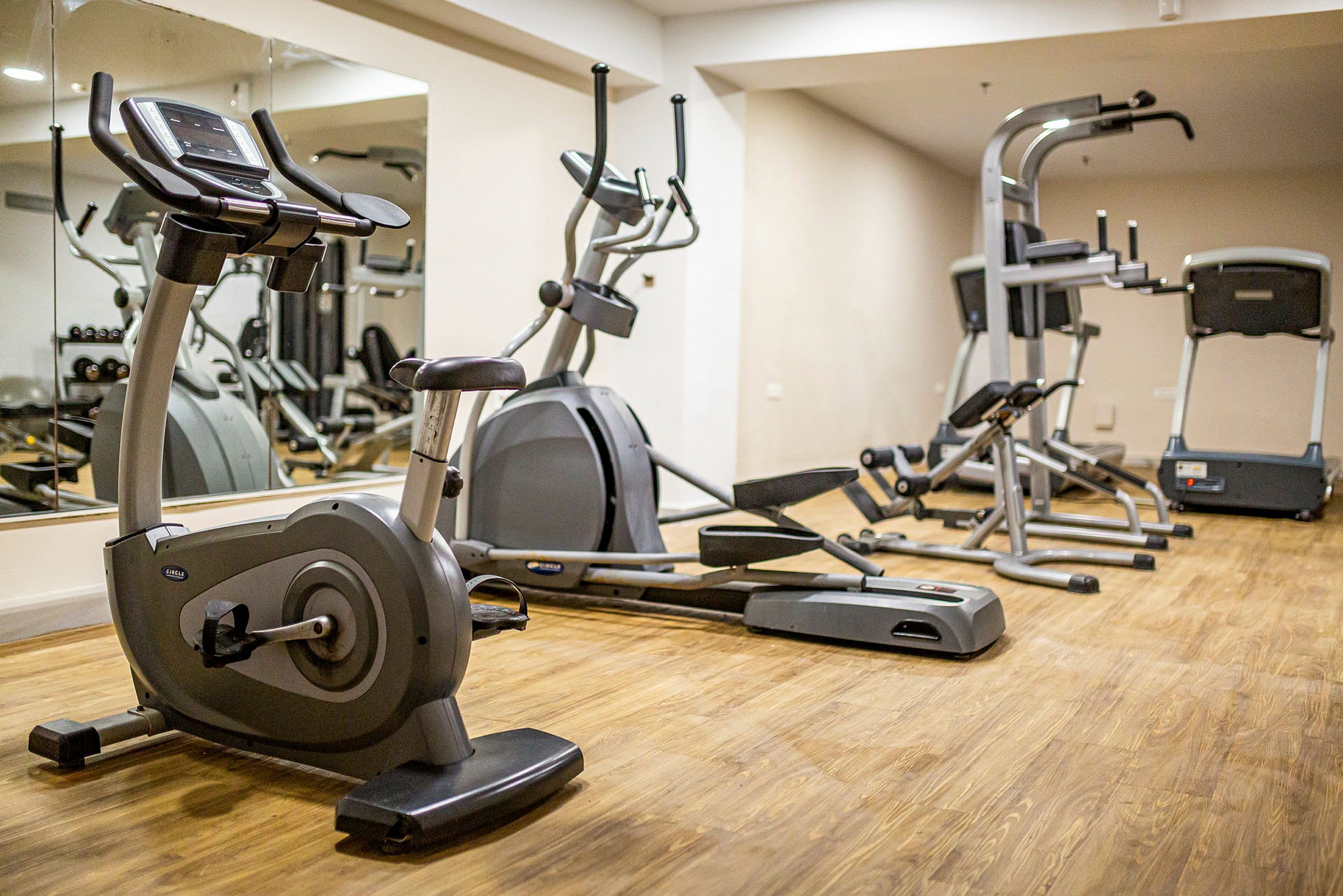 Ett gym med träningsmaskiner såsom motionscykel, crosstrainer och löpband. (AI-genererad text)