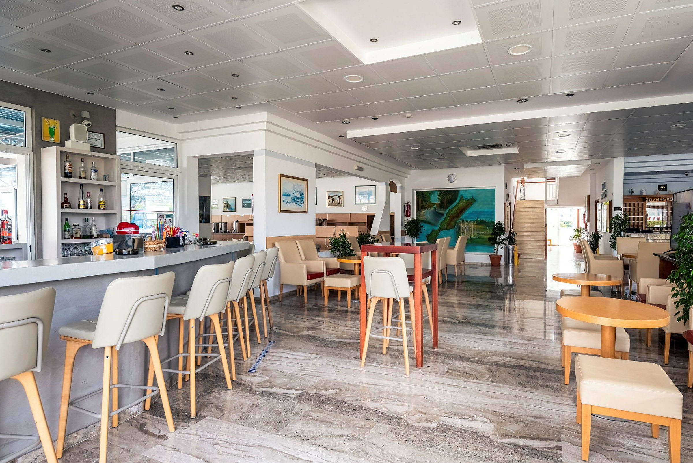 En ljus lobby med bar och sittgrupp. (AI-genererad text)