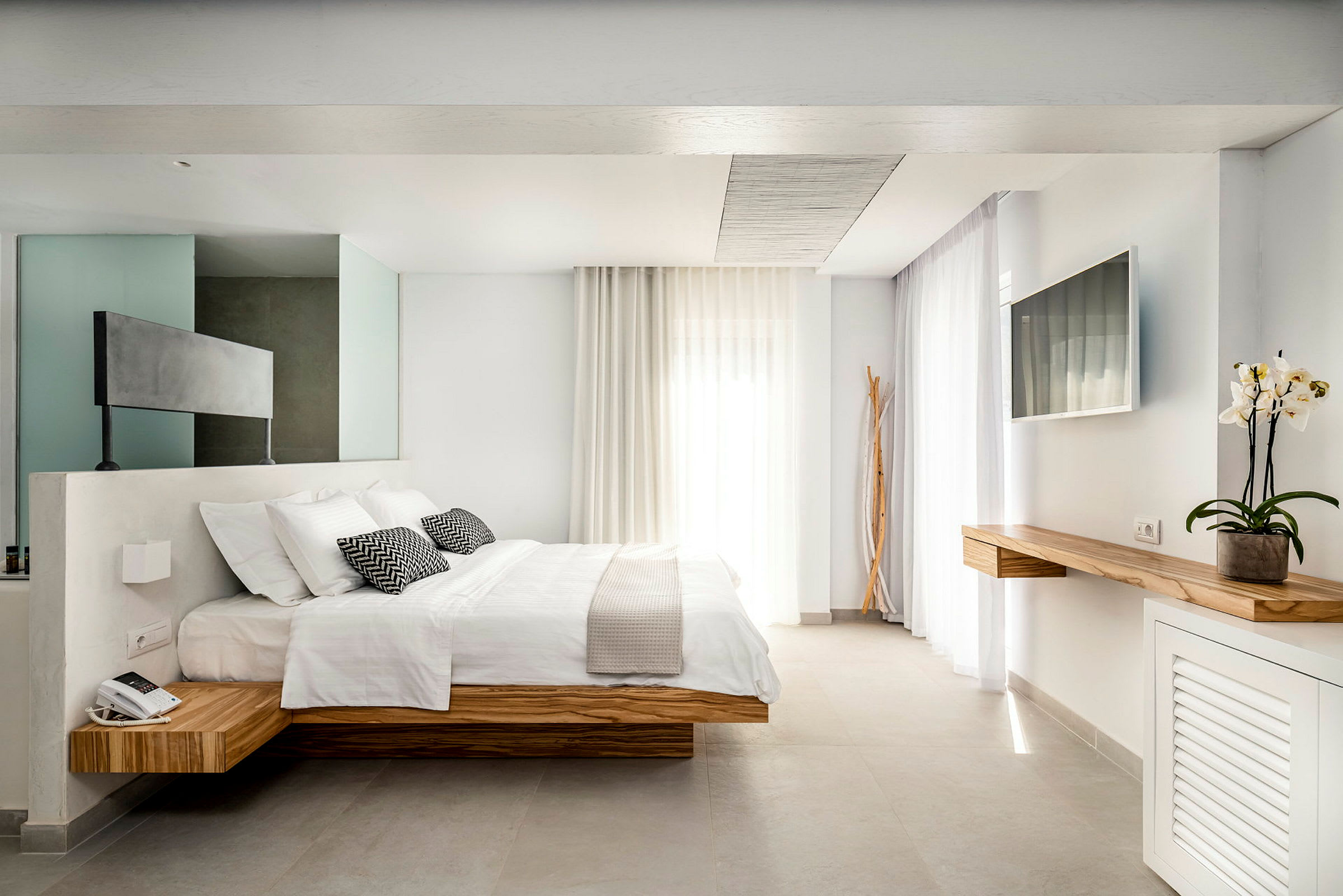 Modernt hotellrum med dubbelsäng och minimalistisk inredning. (AI-genererad text)