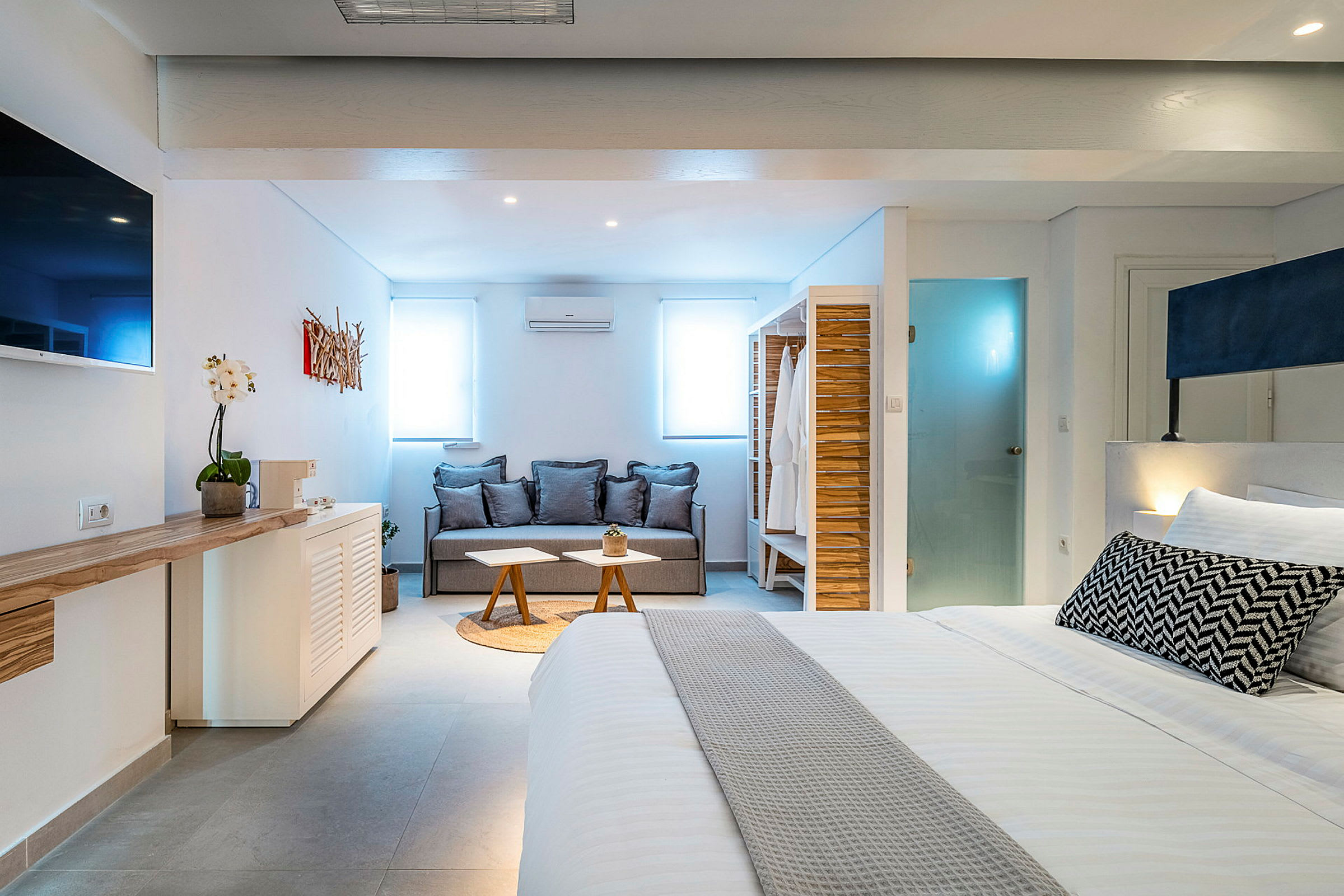 Modernt inrett hotellrum med soffa och säng. (AI-genererad text)