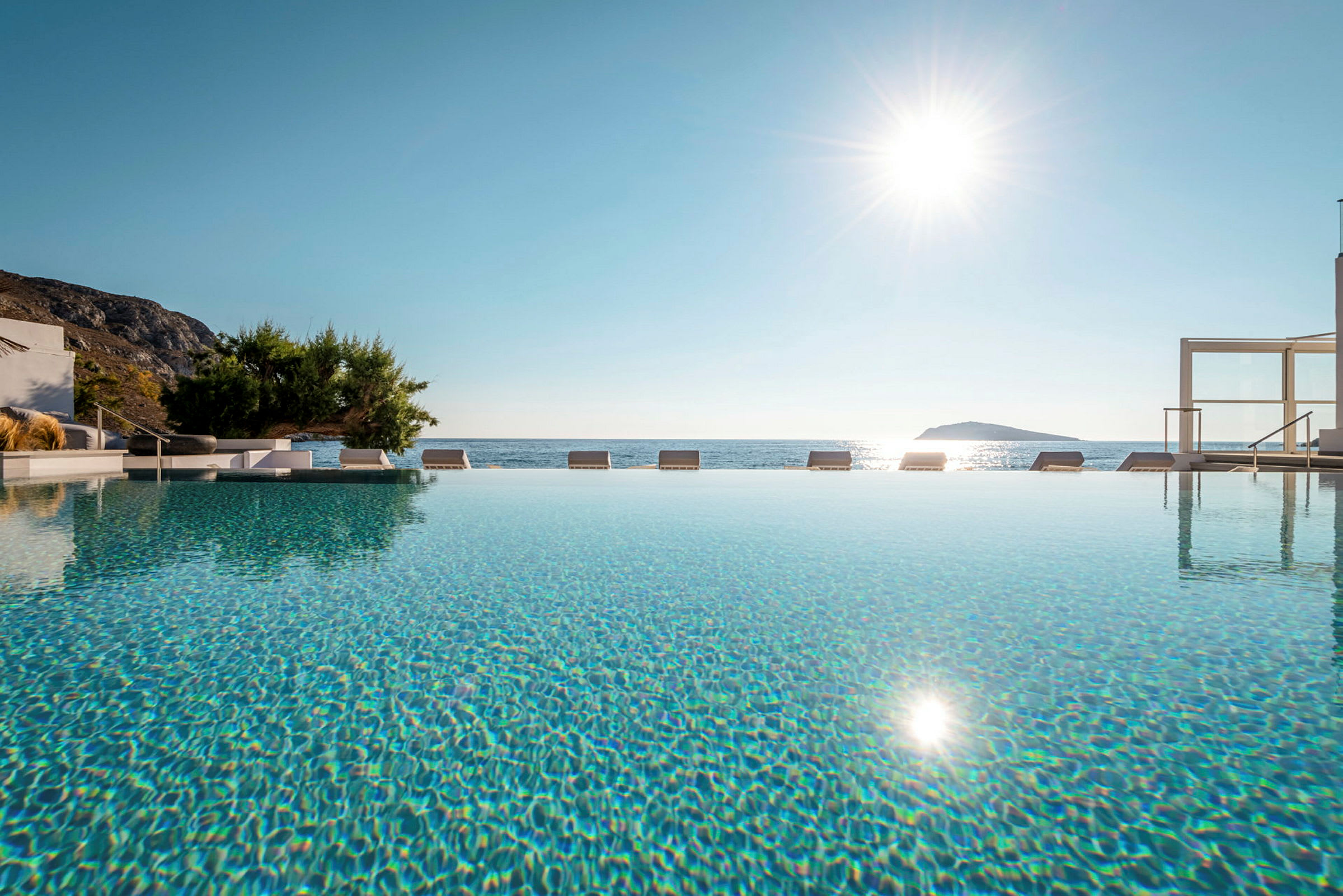 En infinitypool med utsikt över havet under en klar sol. (AI-genererad text)
