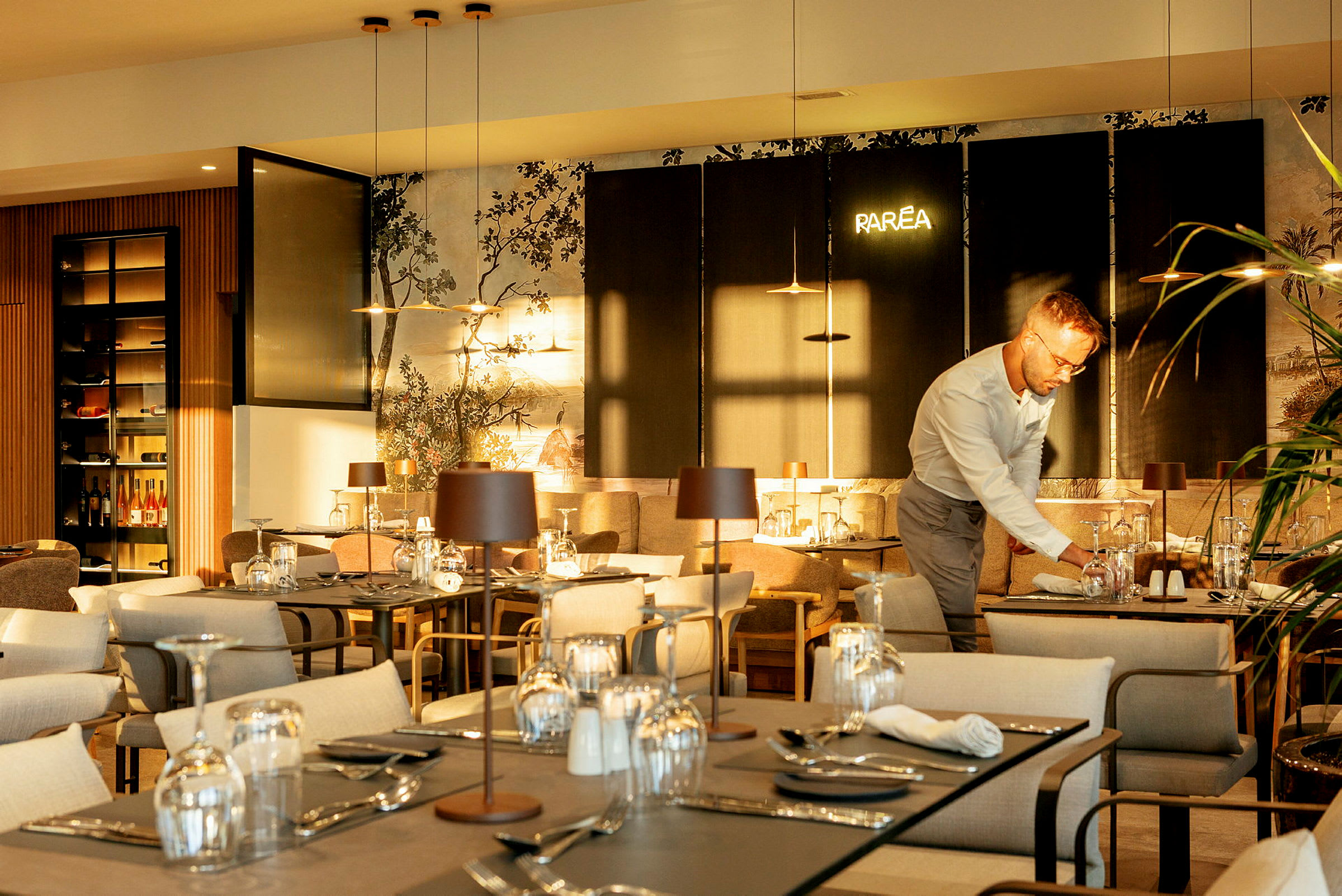 Restaurang med bord uppdukade för matgäster, samt detaljerad interiördesign. (AI-genererad text)