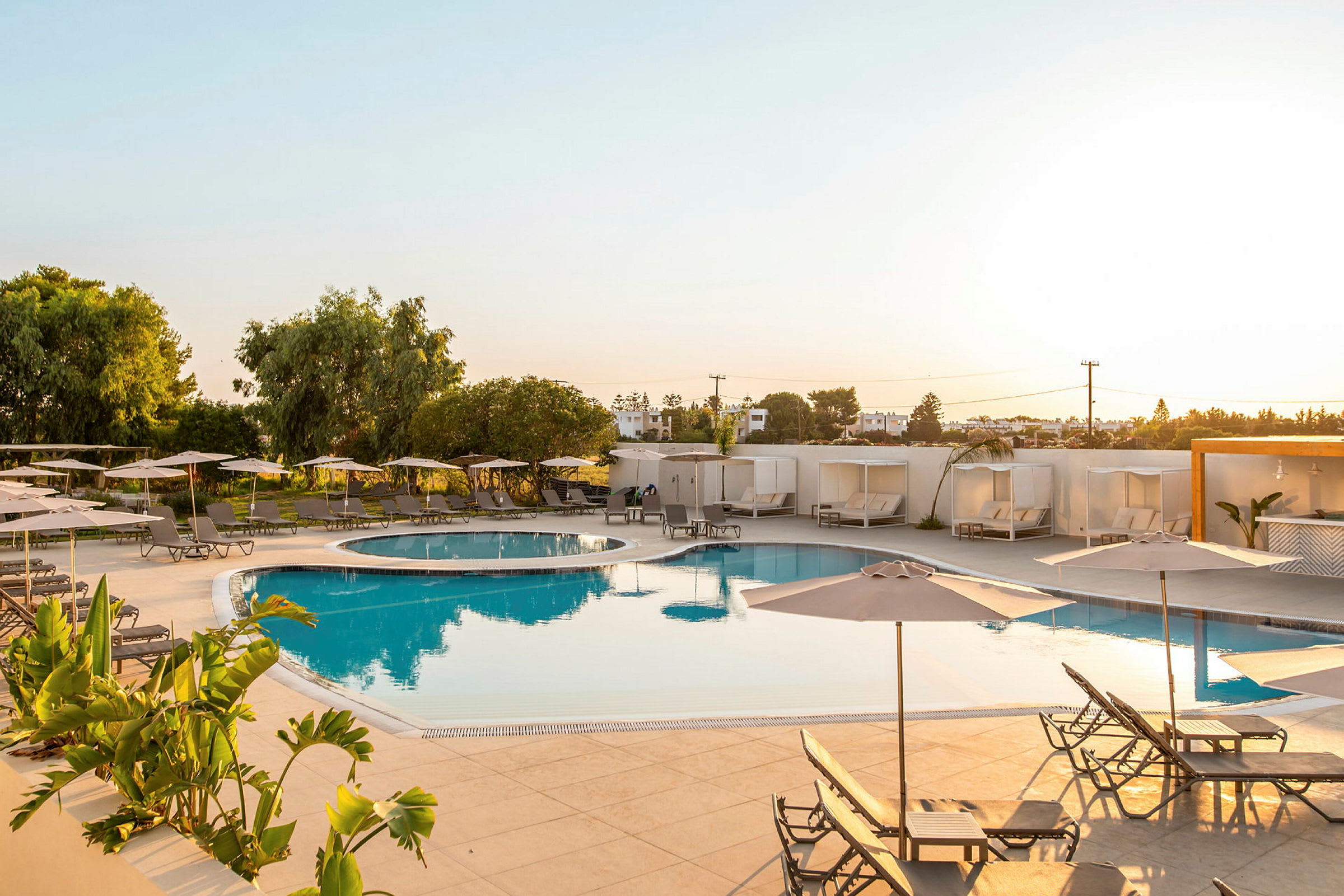 Bild av en utomhuspool med solstolar och parasoller på ett hotellområde. (AI-genererad text)