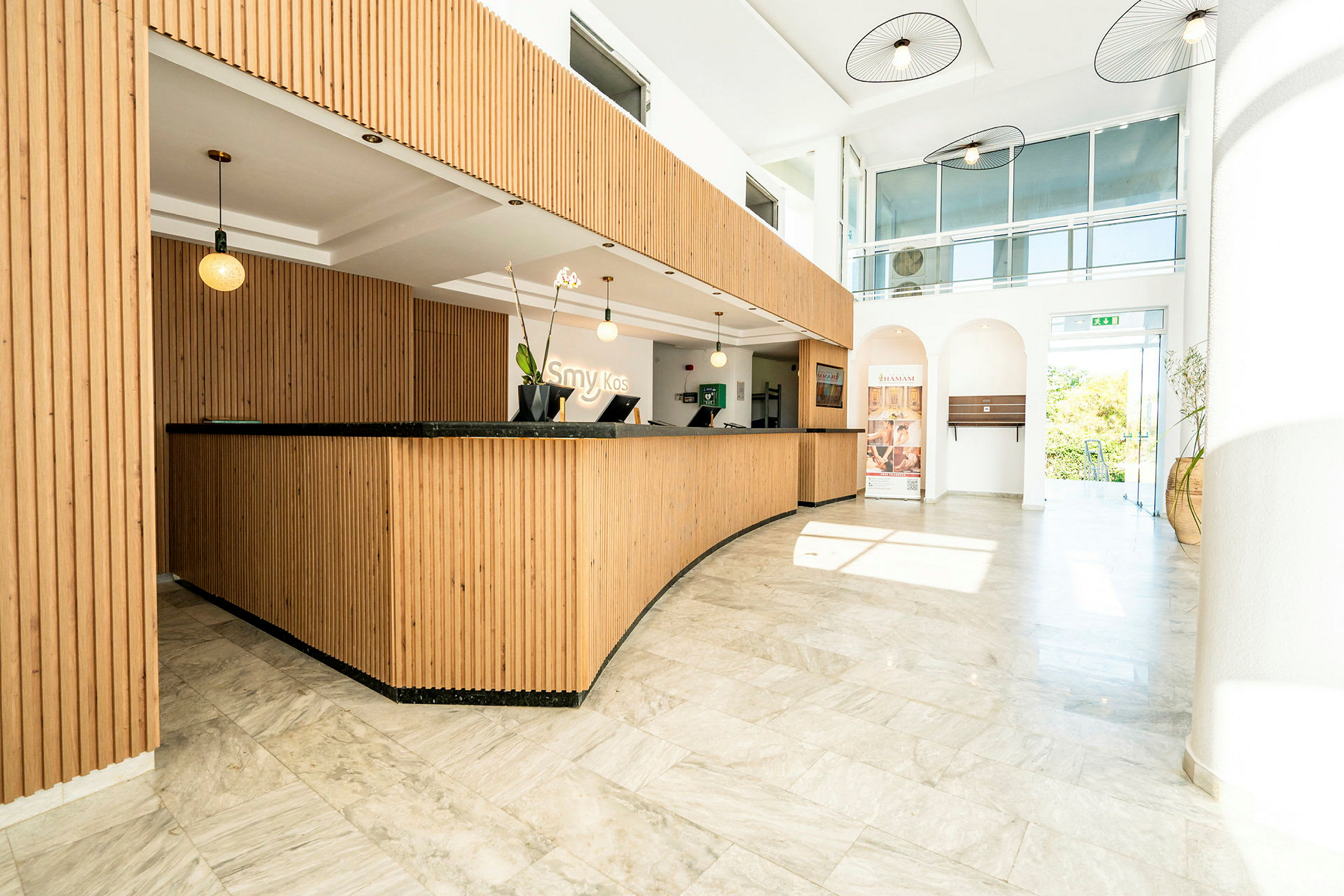 Hotellreception med trädetaljer och marmorgolv. (AI-genererad text)
