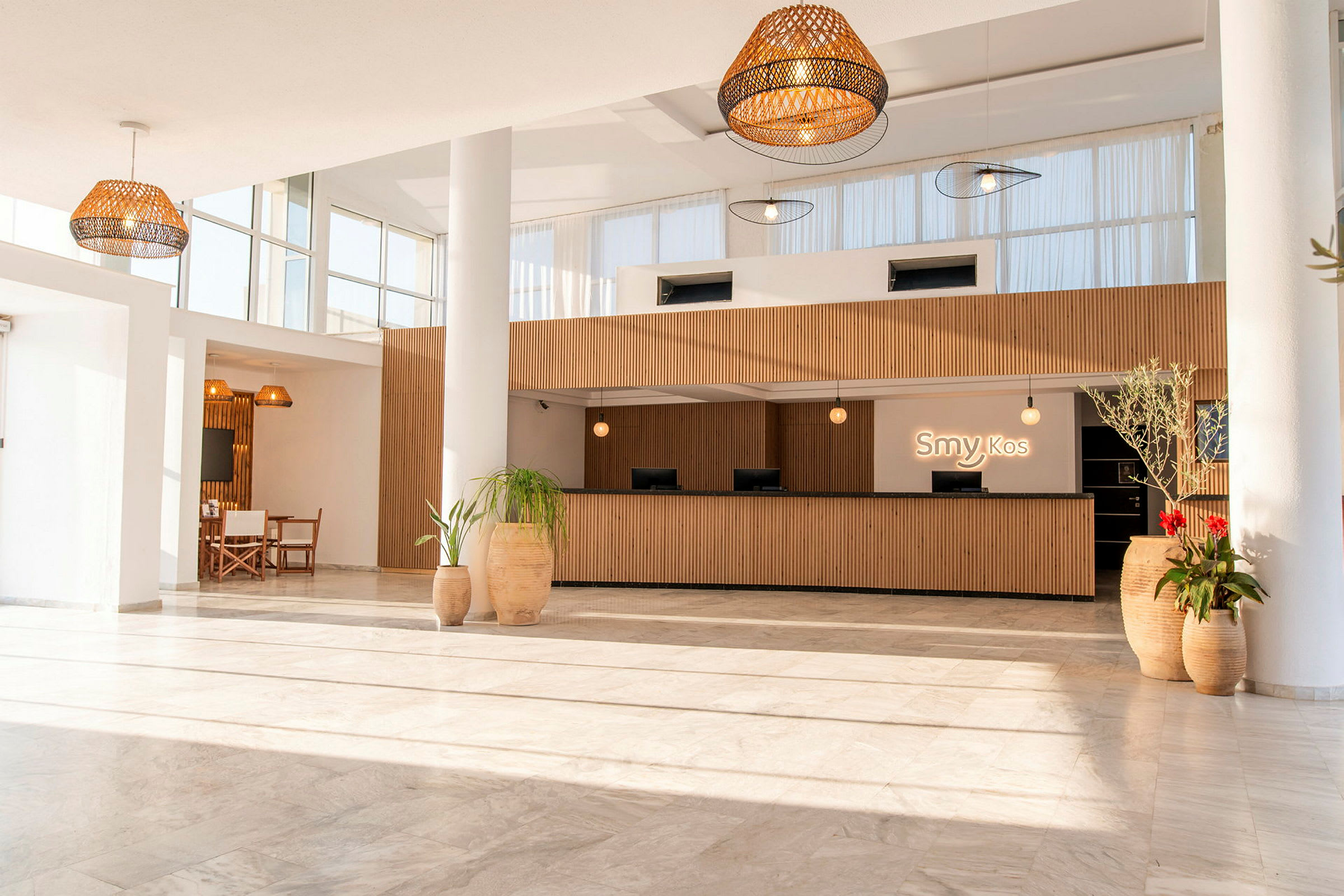 Hotellets reception med trägolv och dekorativa växter. (AI-genererad text)