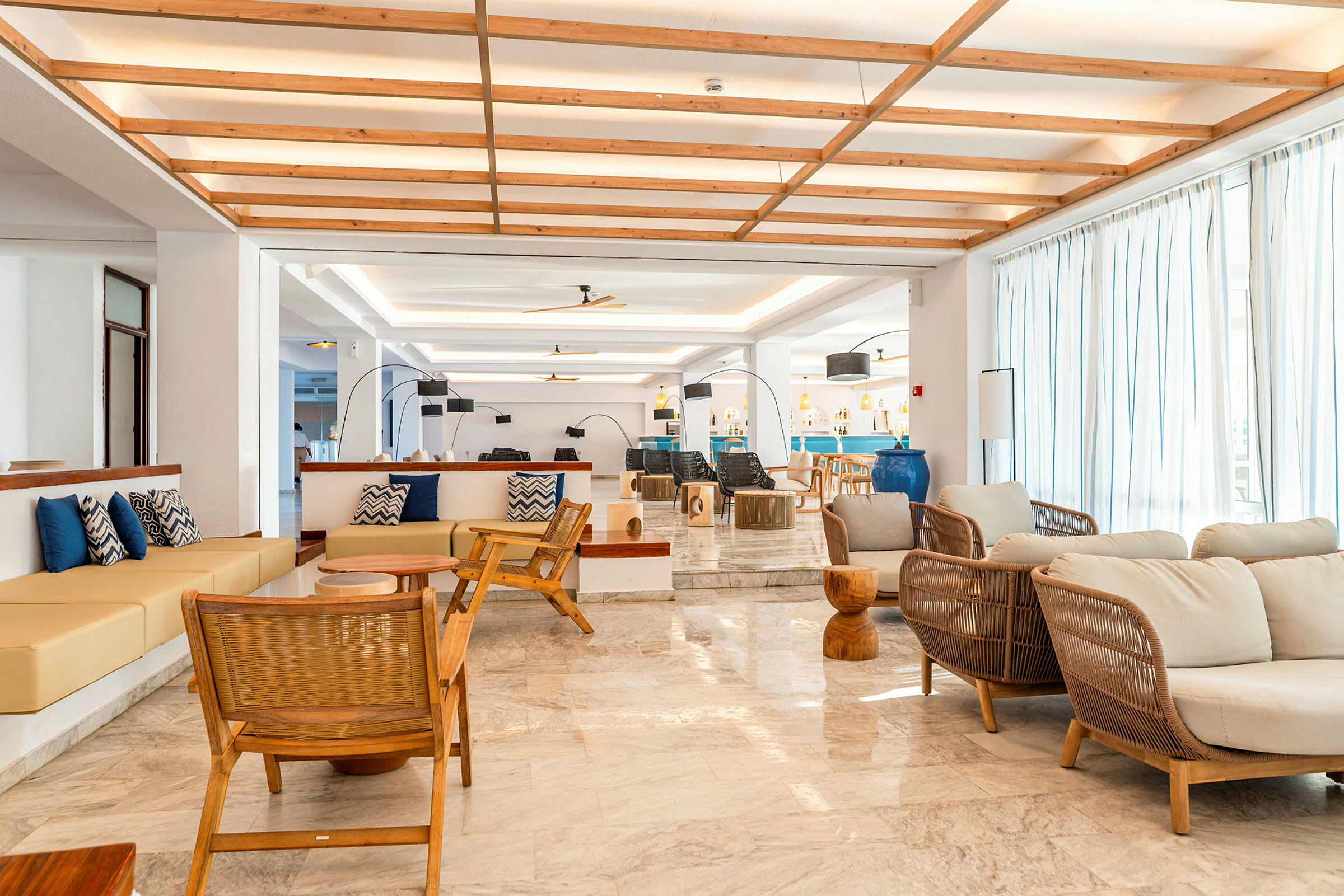 En hotellobby med modern inredning, sittplatser och dekorativa element. (AI-genererad text)