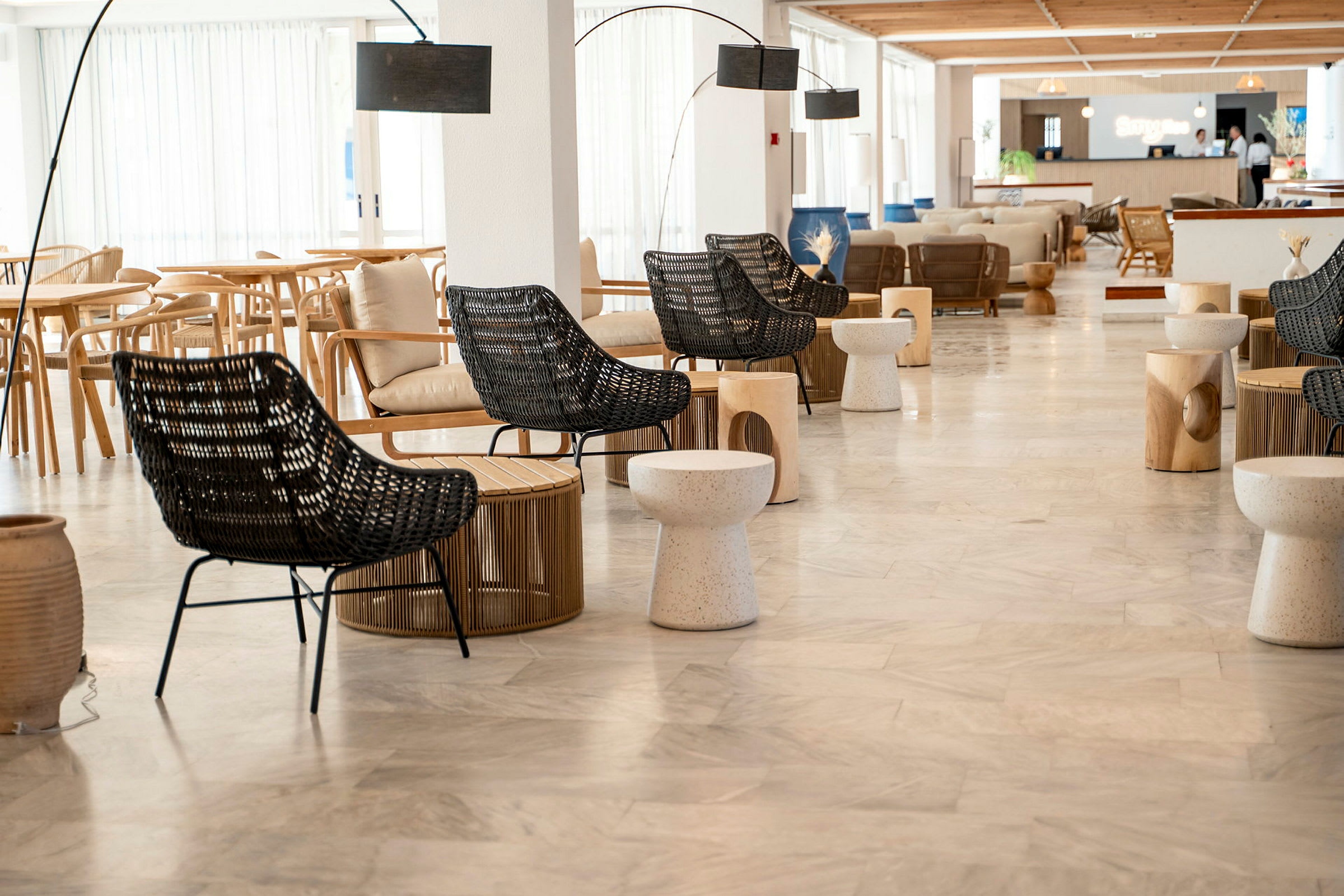 Modern hotellobby med naturinspirerade möbler. (AI-genererad text)