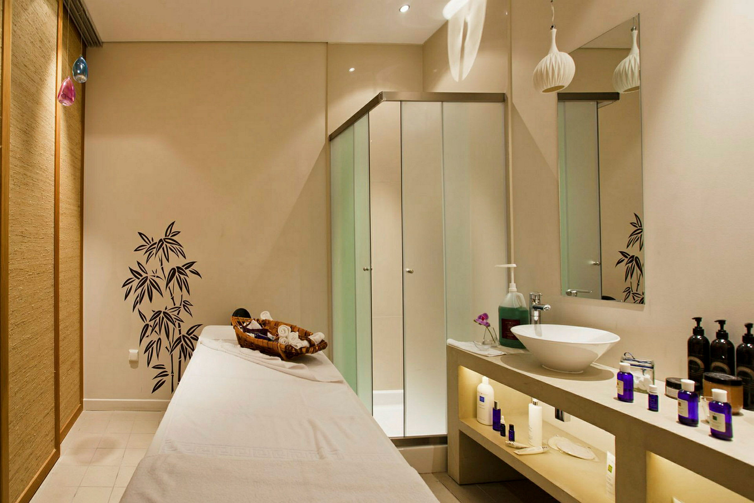Spa-rum med massagebänk och hylla med produkter. (AI-genererad text)