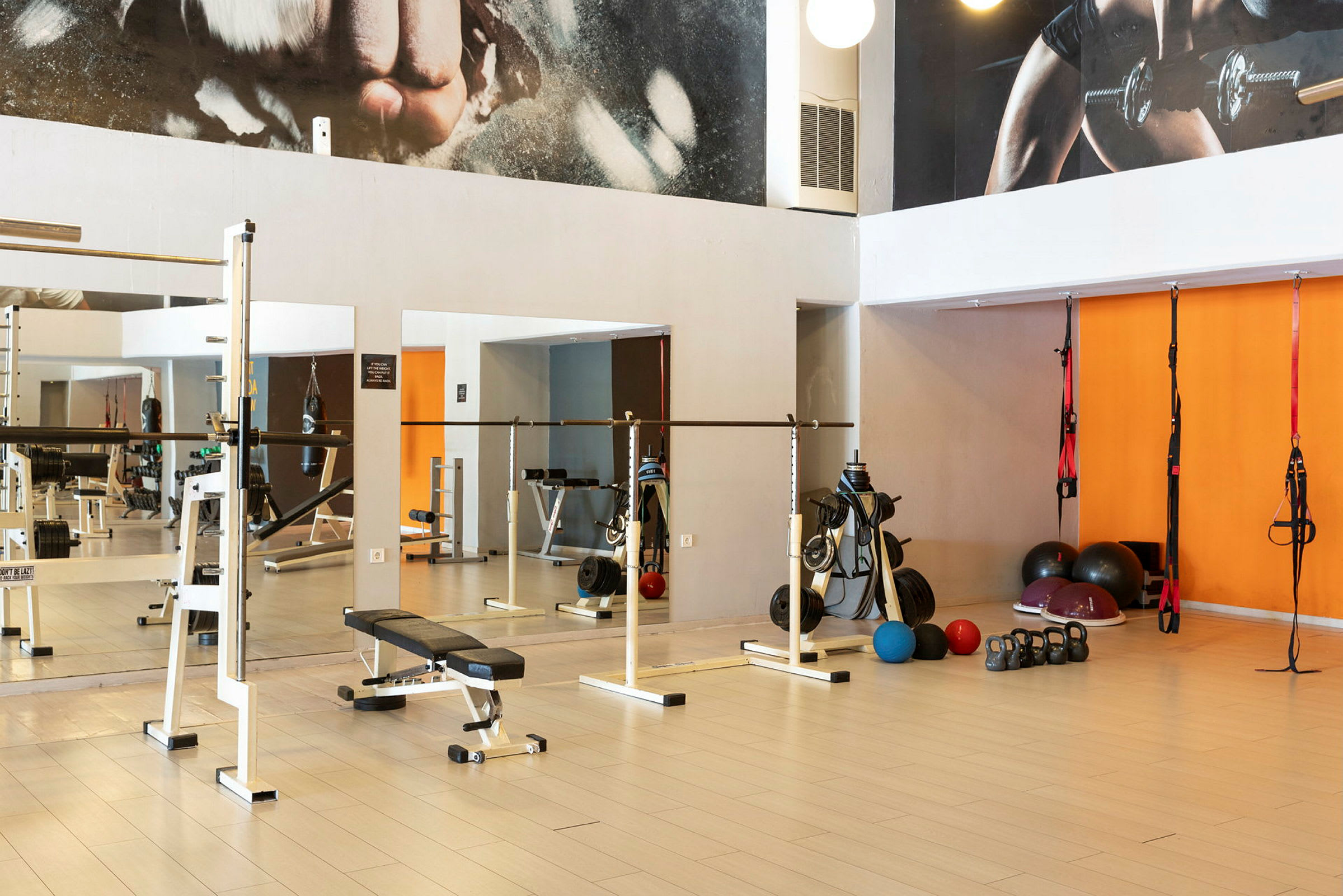 Ett gym med träningsutrustning såsom hantlar, bänkar och kettlebells. (AI-genererad text)