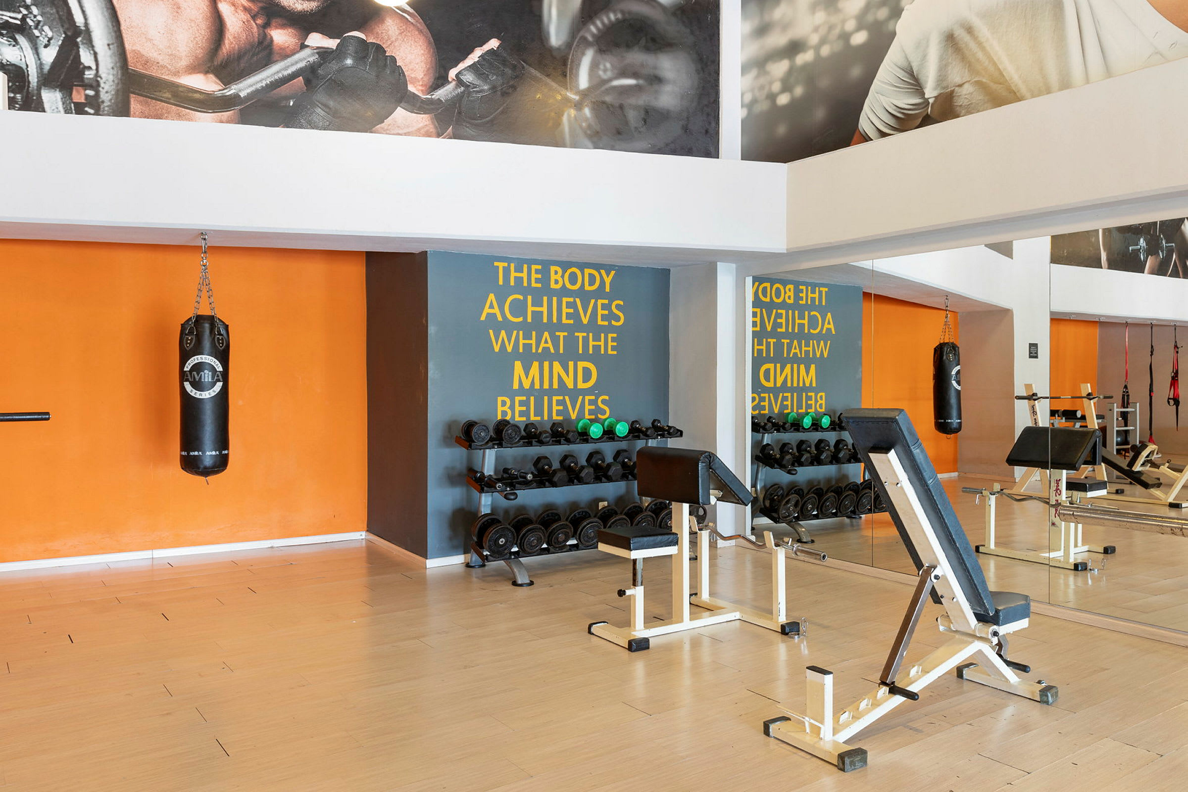 Gym med träningsutrustning och spegelvägg. (AI-genererad text)