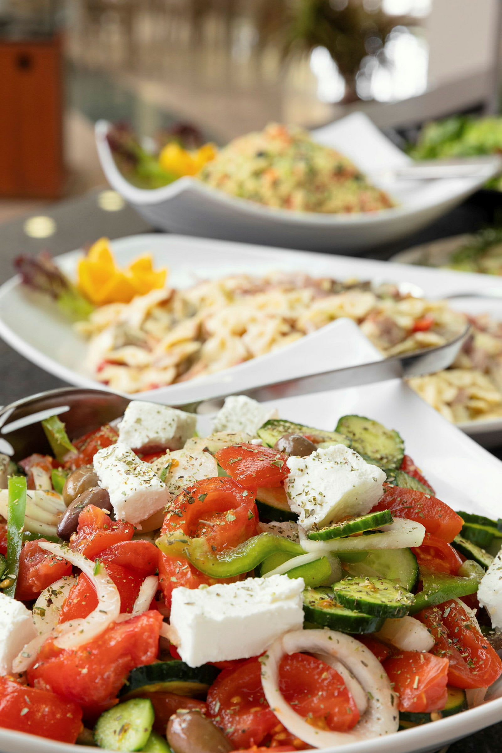 En skål med grekisk sallad innehållande fetaost, tomater, gurka, lök och oliver. (AI-genererad text)