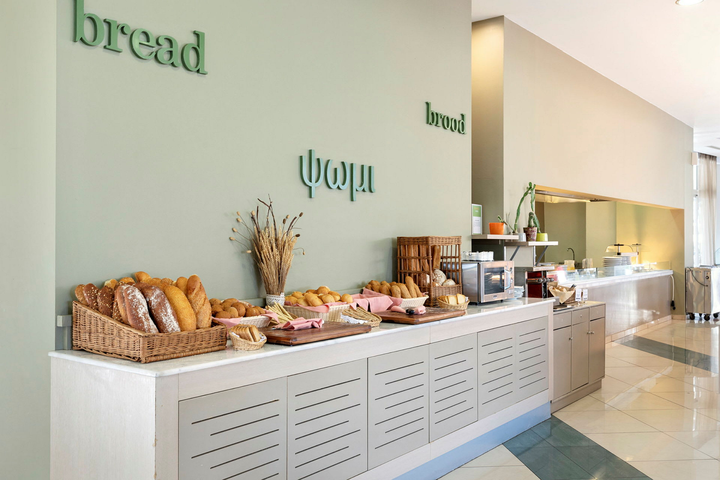 Buffébord med olika typer av bröd och bröddekorationer. (AI-genererad text)