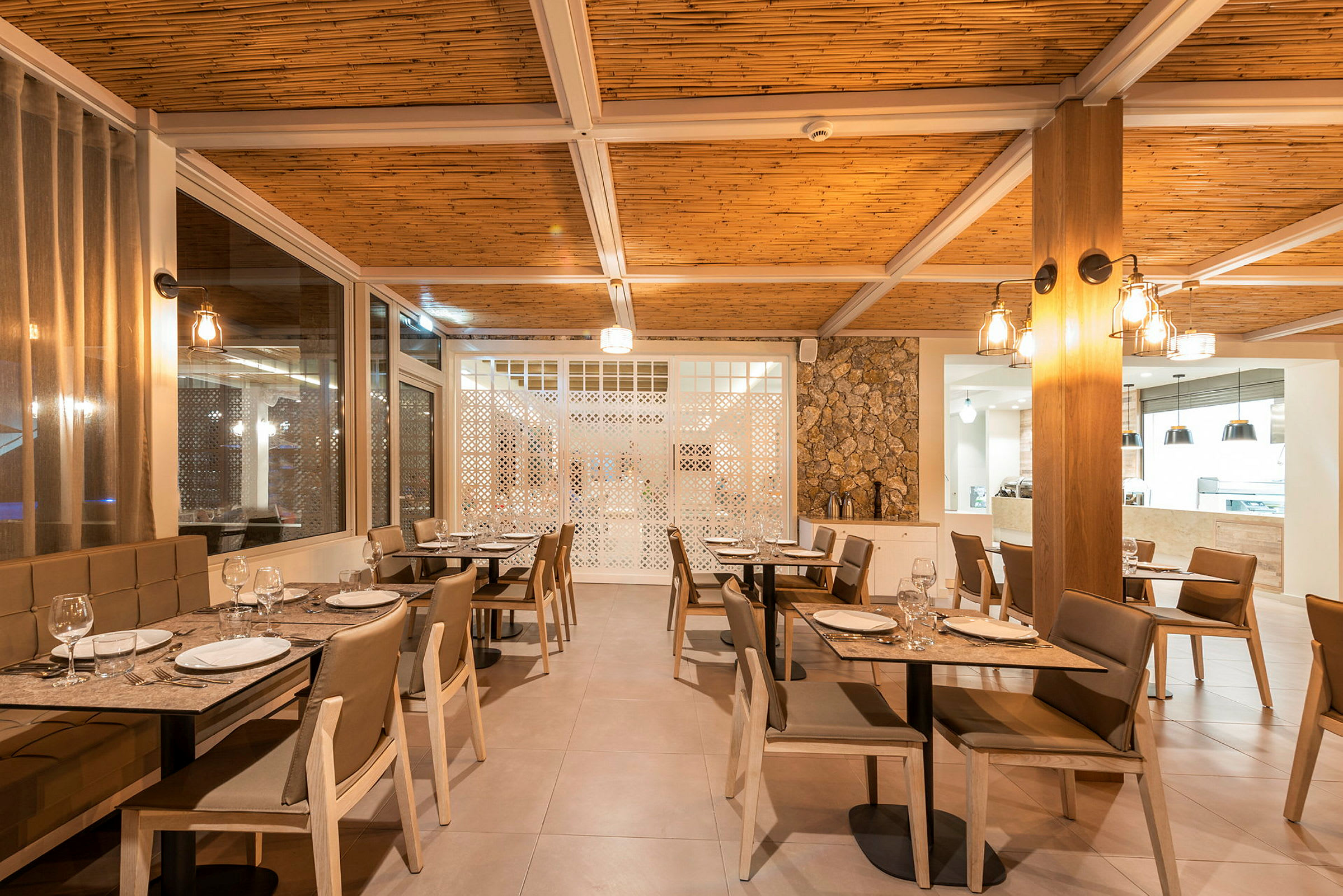 Interiör av en restaurang med dukade bord och stolar. (AI-genererad text)