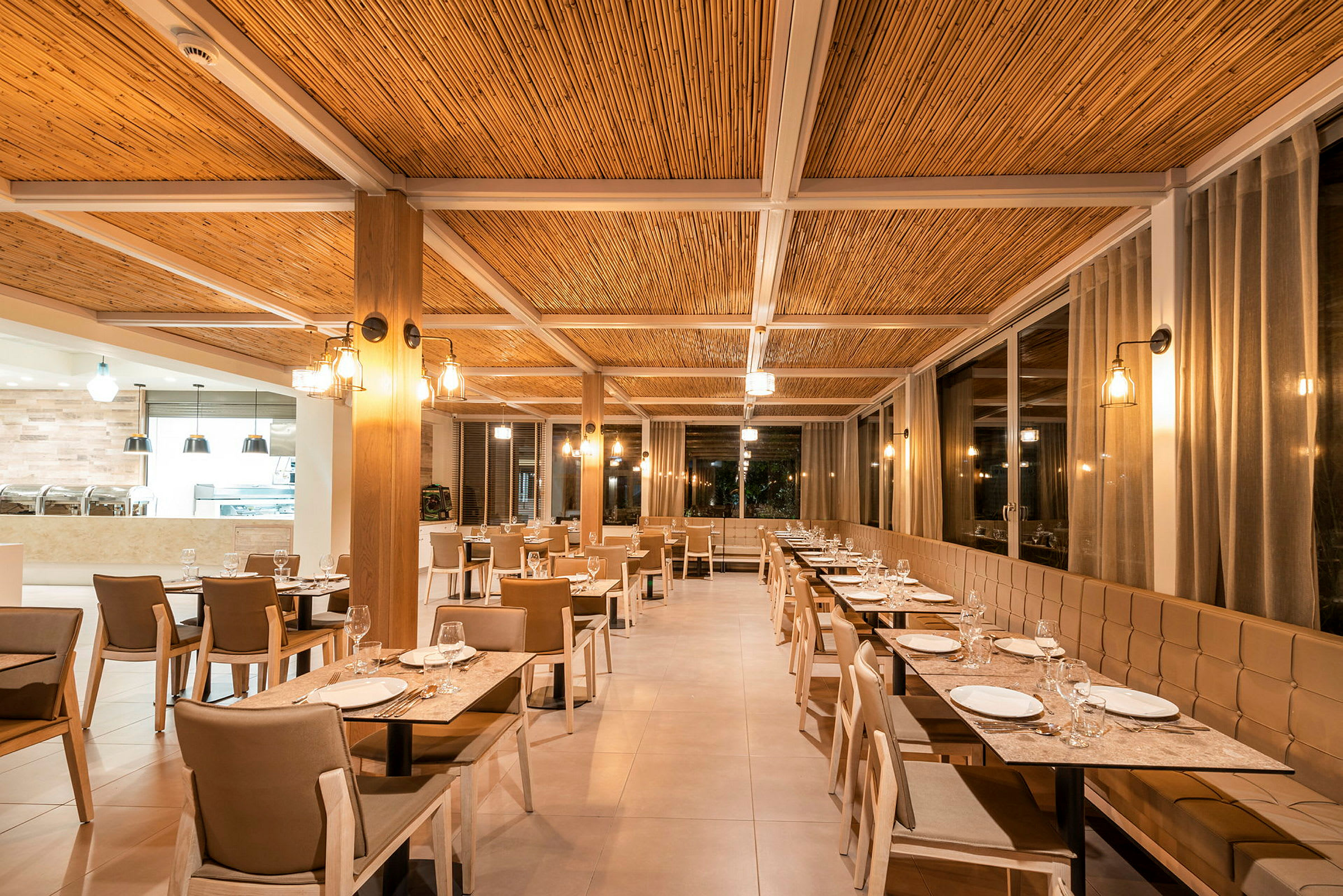Restaurang med moderna möbler och bambutak. (AI-genererad text)