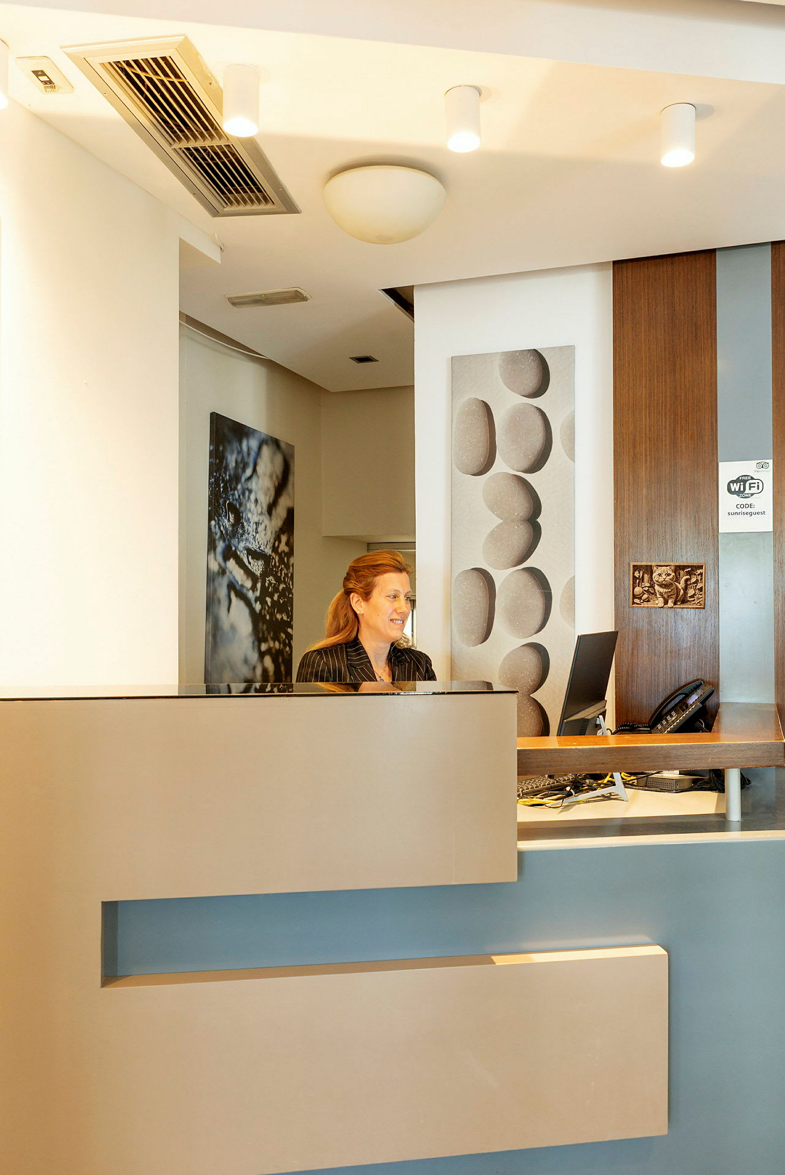 Reception med modern inredning och väggdekorationer. (AI-genererad text)