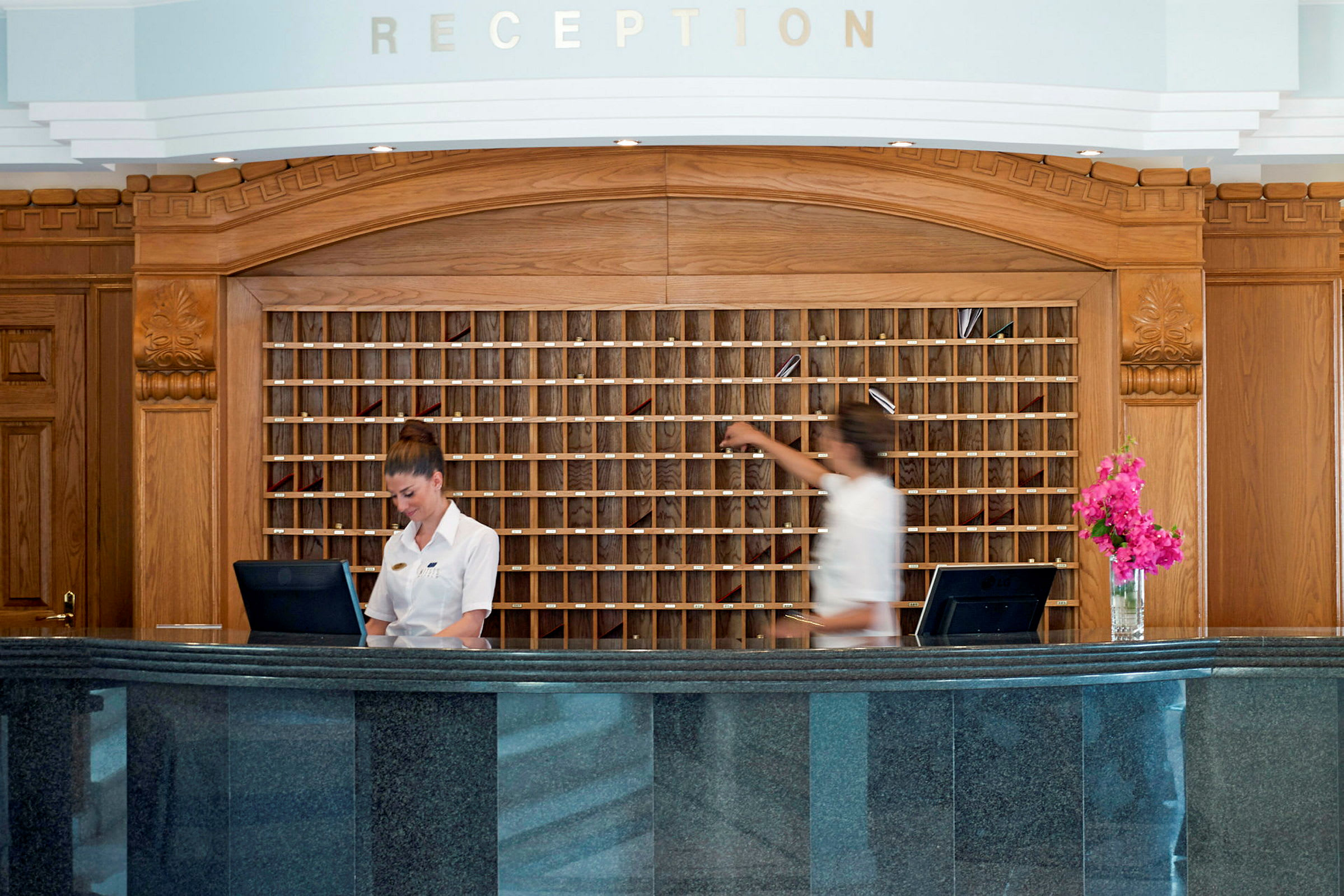 Reception med två diskar och träpanel i bakgrunden. (AI-genererad text)