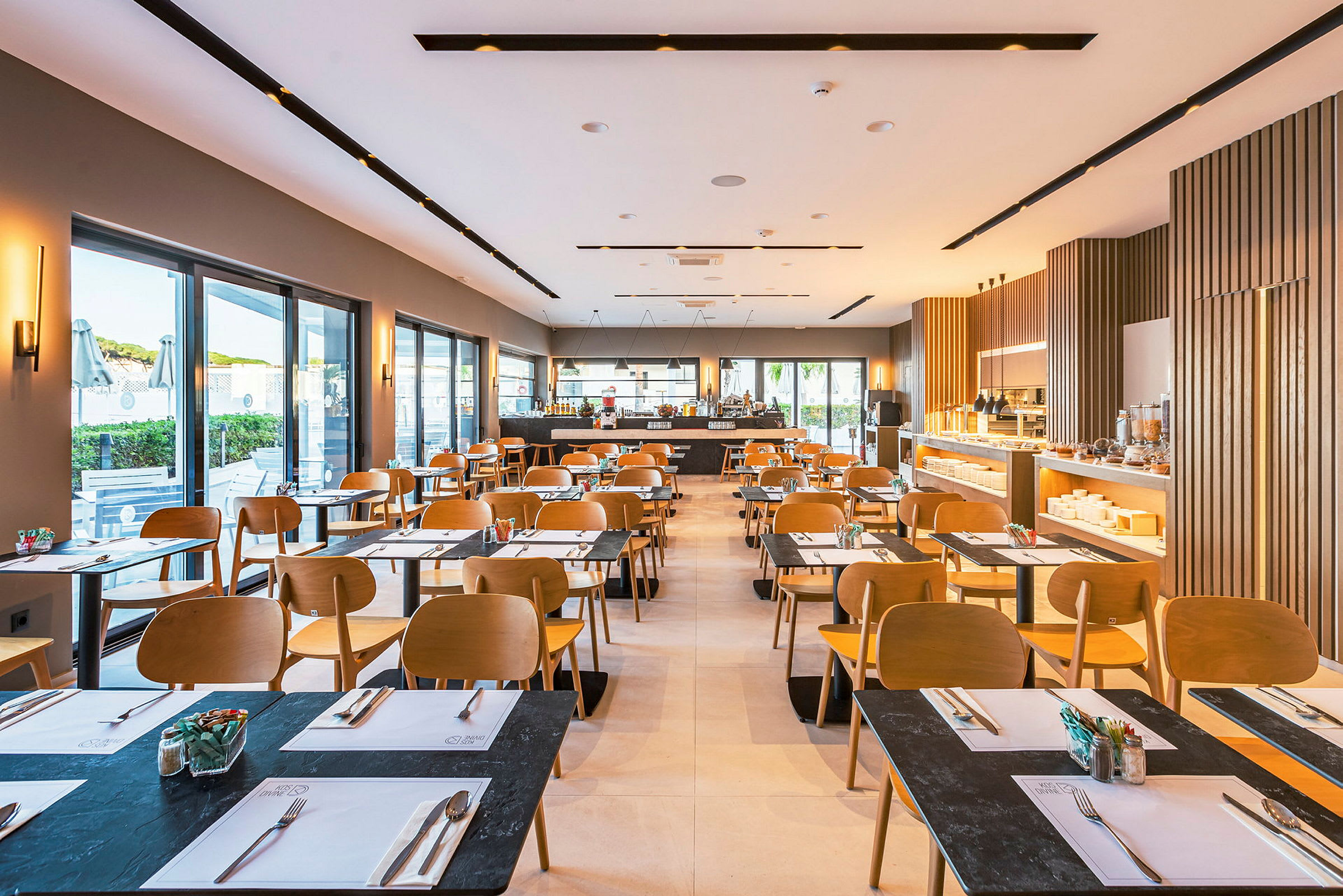 En ljus restaurang med moderna möbler och dukade bord. (AI-genererad text)
