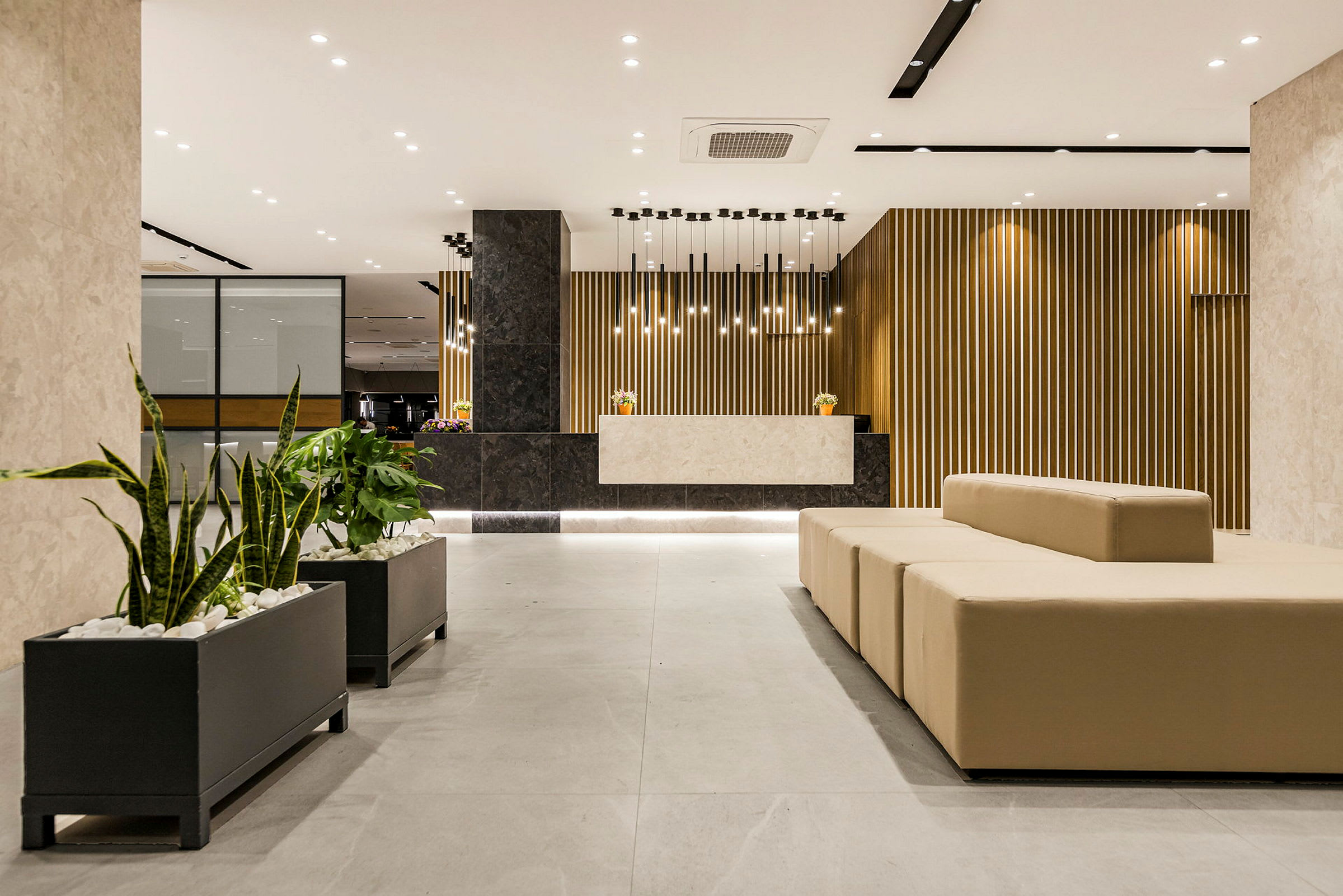 Modern hotellreception med bekväma sittplatser och växtdekorationer. (AI-genererad text)