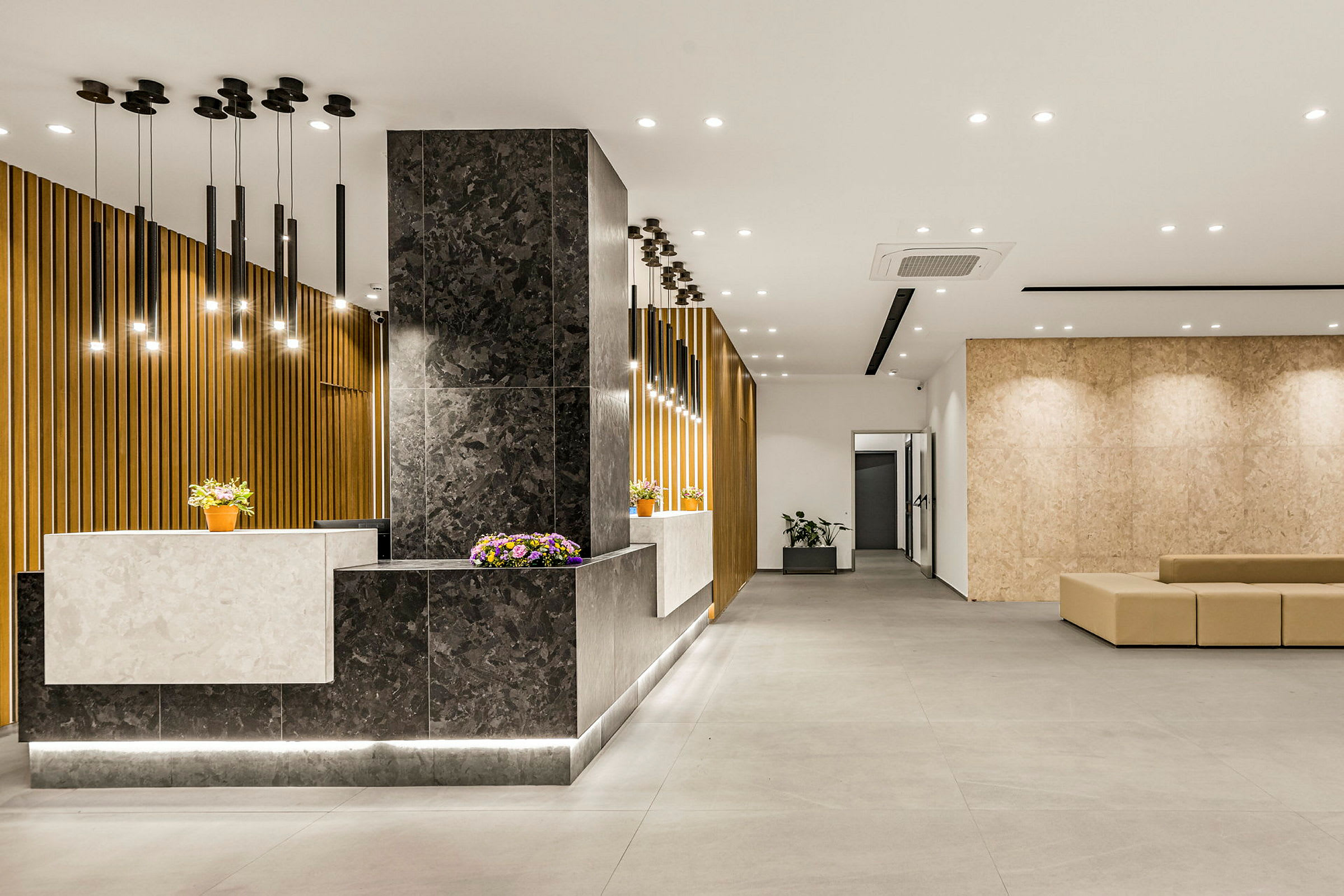 Reception i modern stil med marmordisk och belysning. (AI-genererad text)