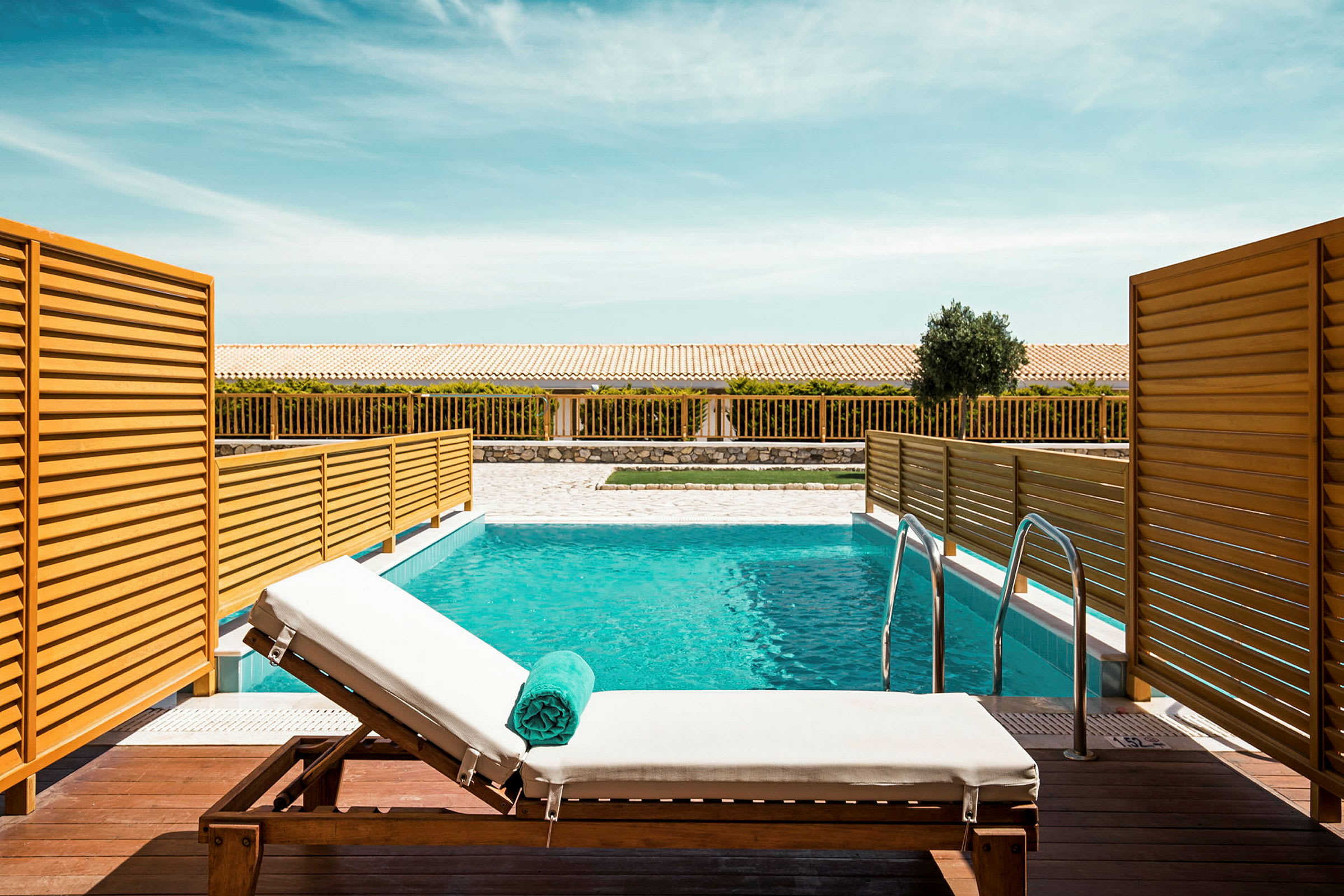 Privat poolområde med solstol och handduk. (AI-genererad text)