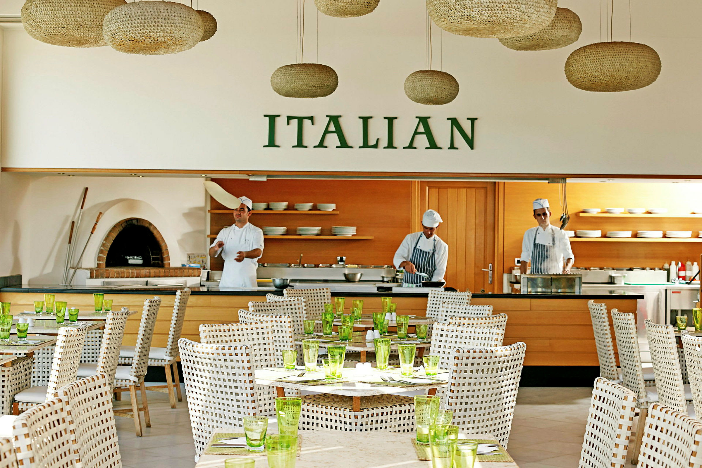 Restaurang med italiensk inredning och matlagning. (AI-genererad text)
