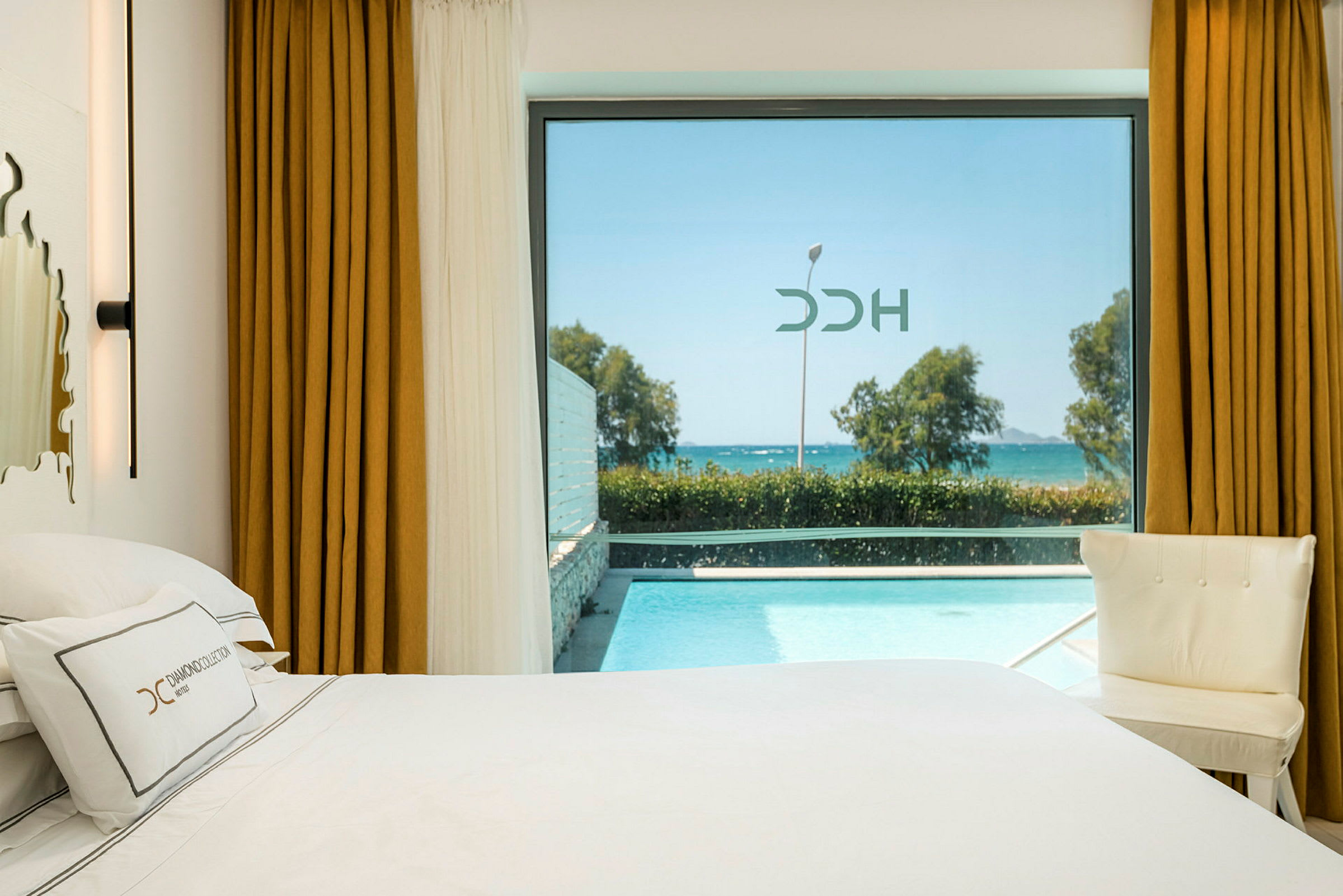 Hotellrum med utsikt över pool och hav. (AI-genererad text)