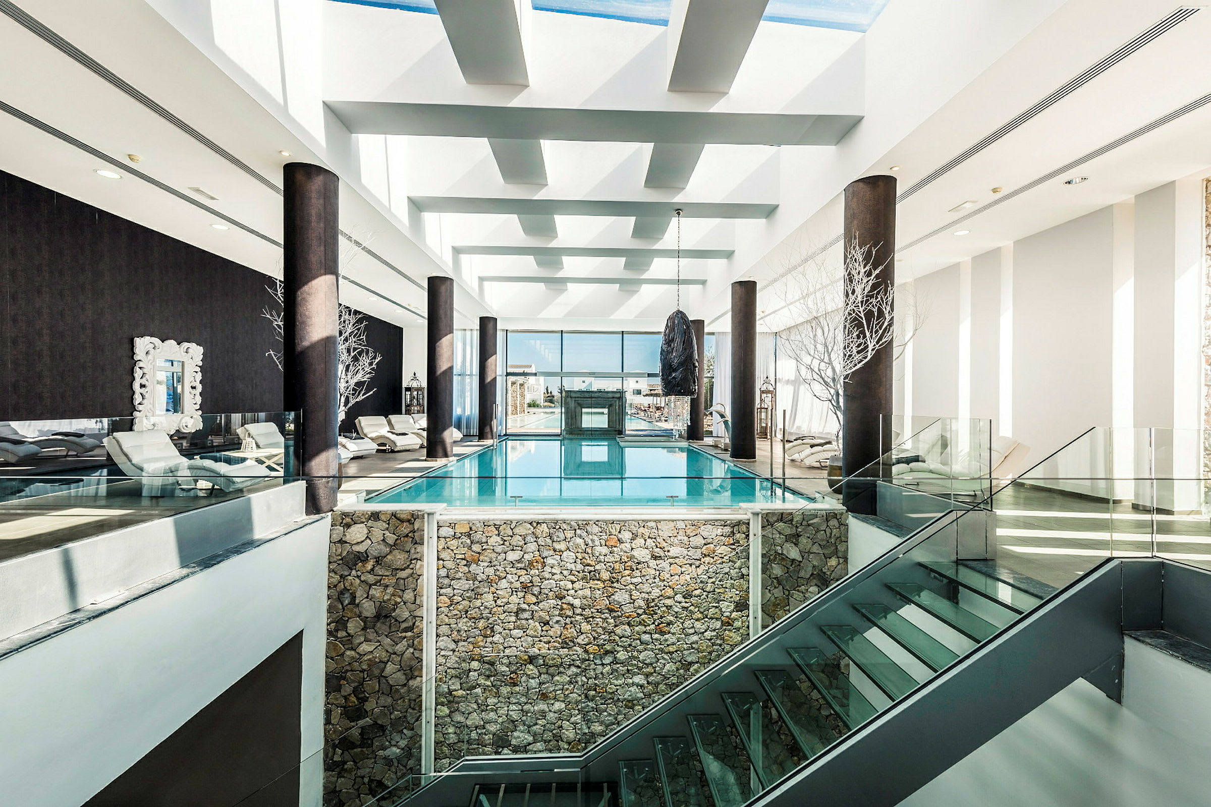 Modernt spa med glasväggar och inomhuspool. (AI-genererad text)