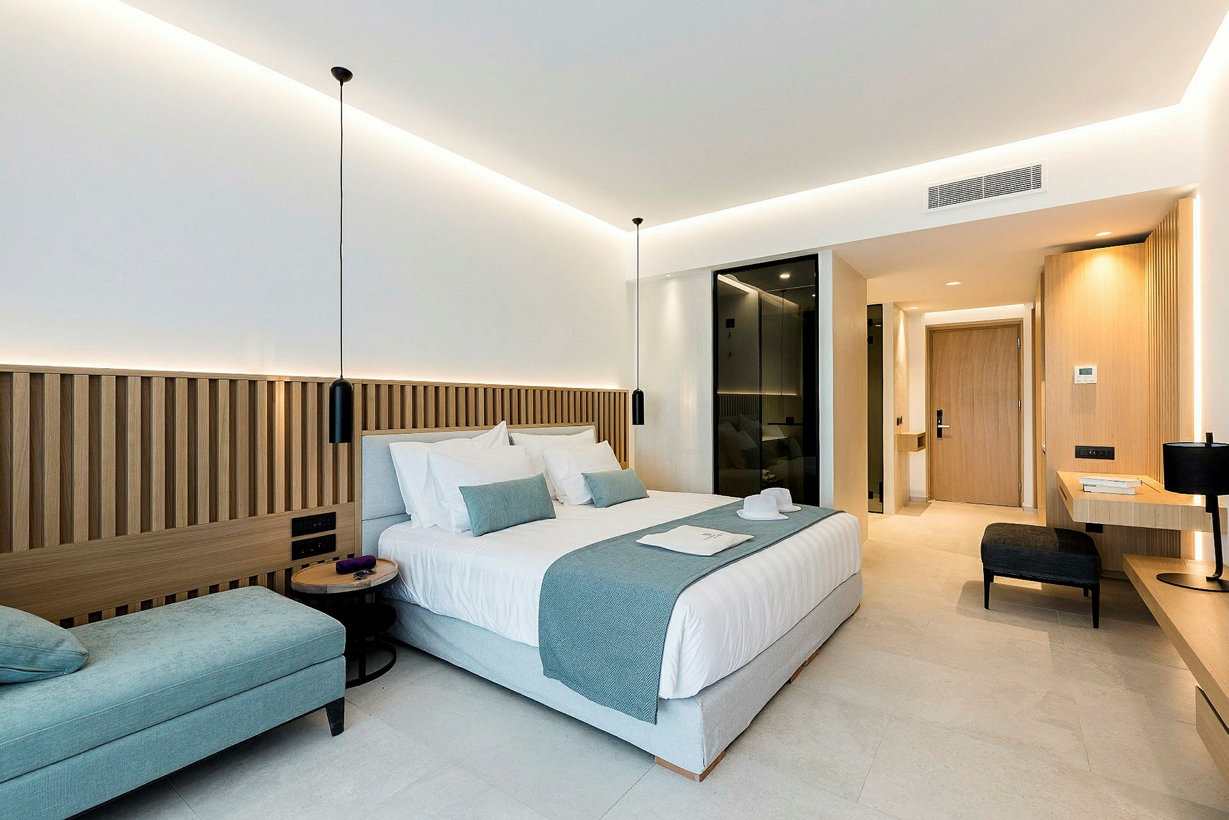 Modernt designat hotellrum med dubbelsäng, sittmöbler och skrivbord. (AI-genererad text)