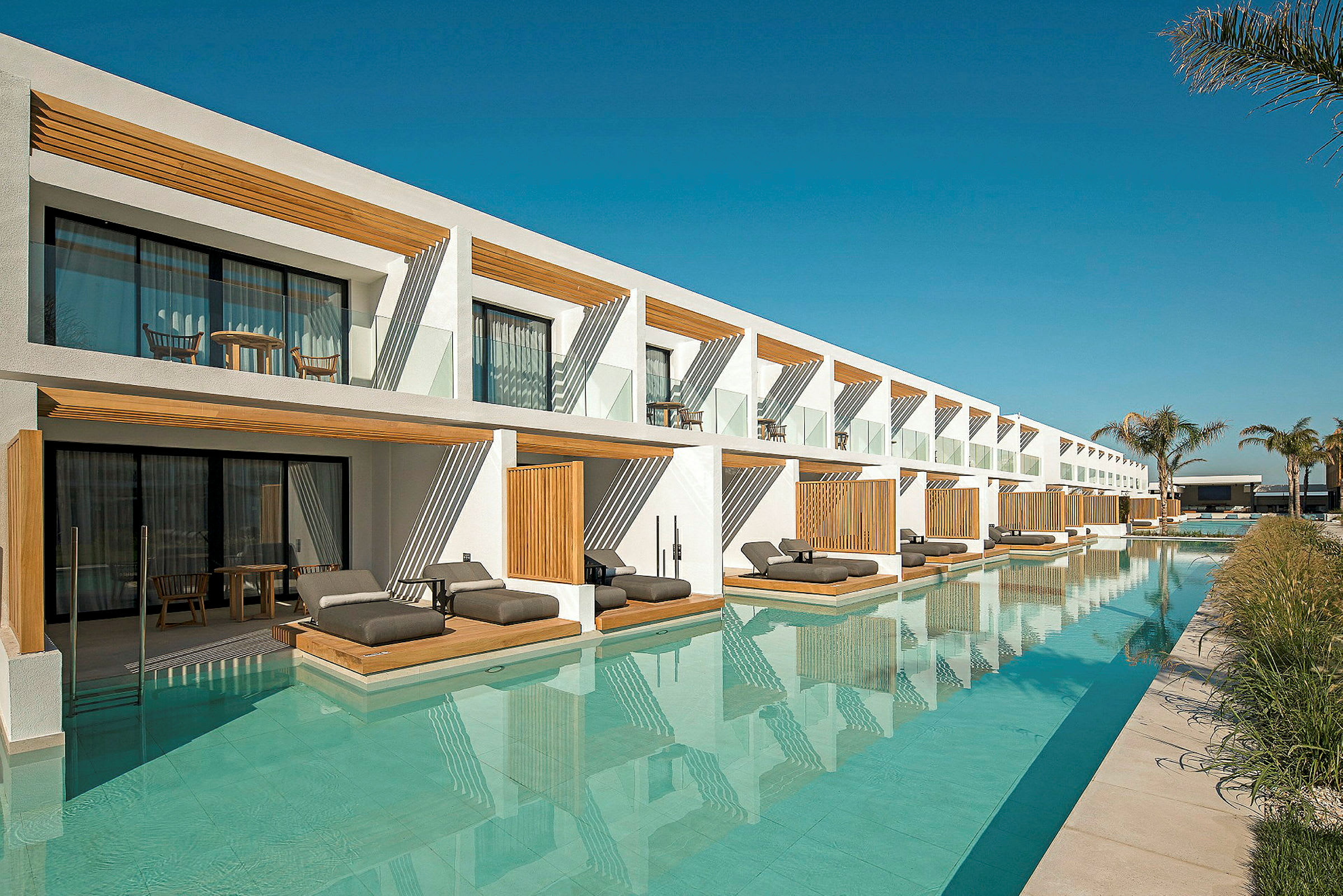 Hotellbyggnad med loft och direkt tillgång till pool. (AI-genererad text)