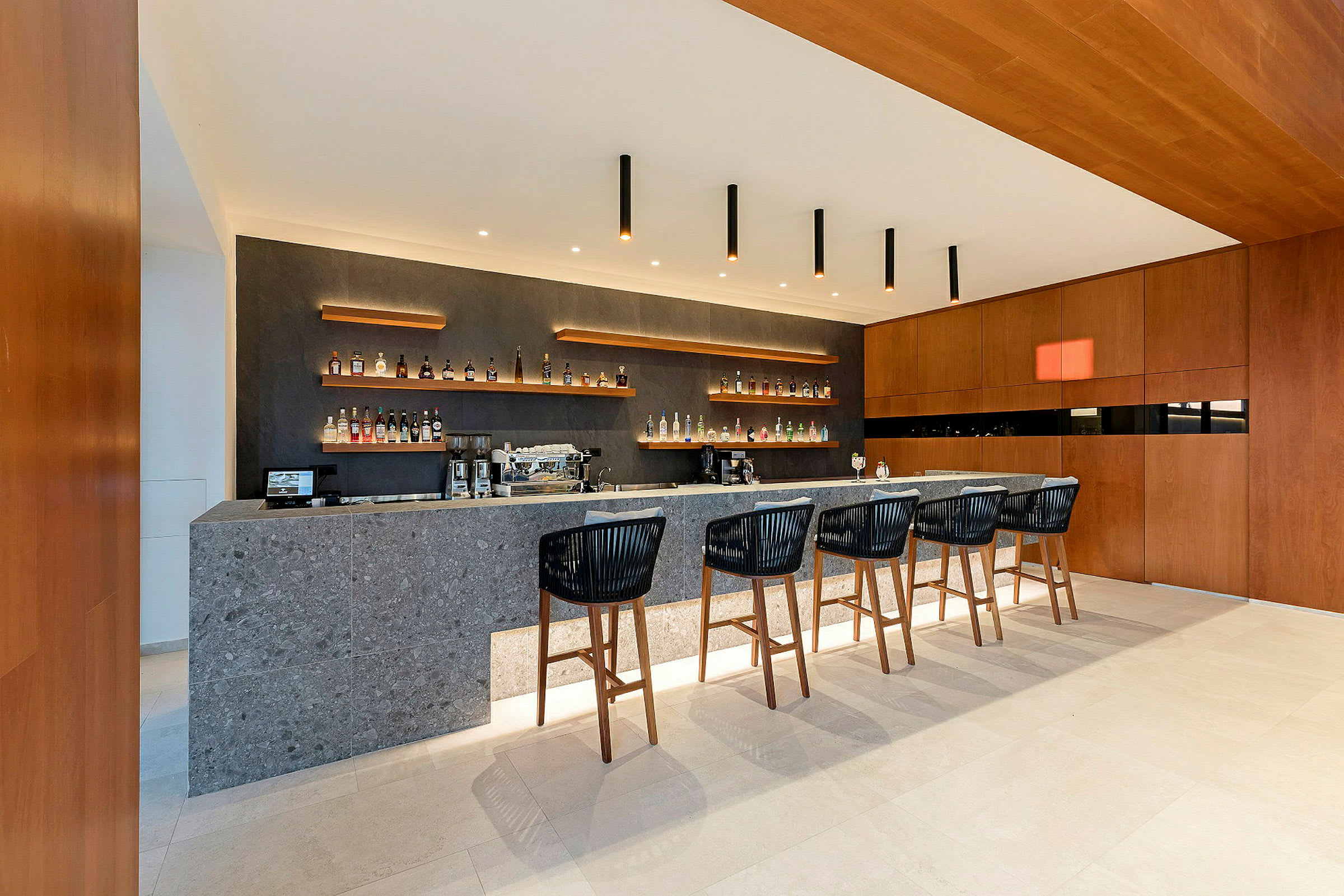 En hotellbar med moderna möbler. (AI-genererad text)