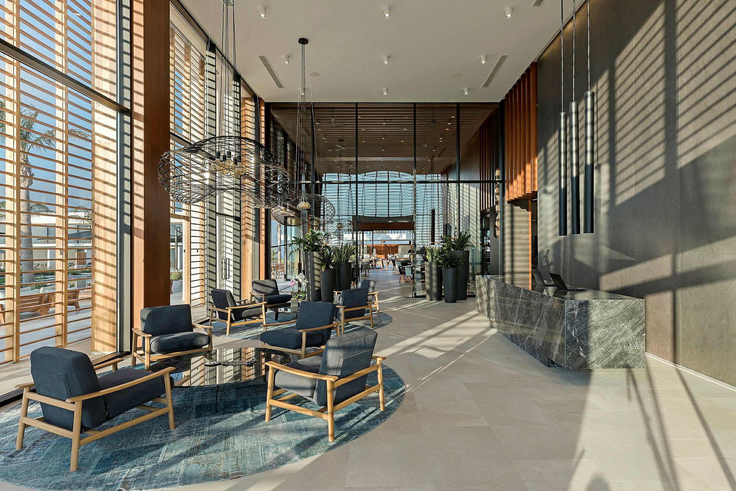Hotellobby med moderna möbler och stora fönster. (AI-genererad text)