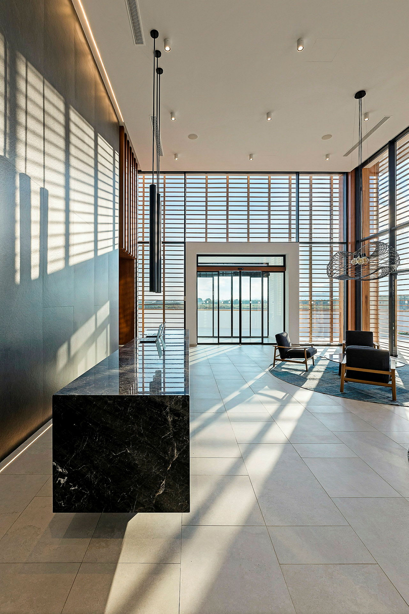 Modern hotellobby med designmöbler och stora fönster som släpper in dagsljus. (AI-genererad text)