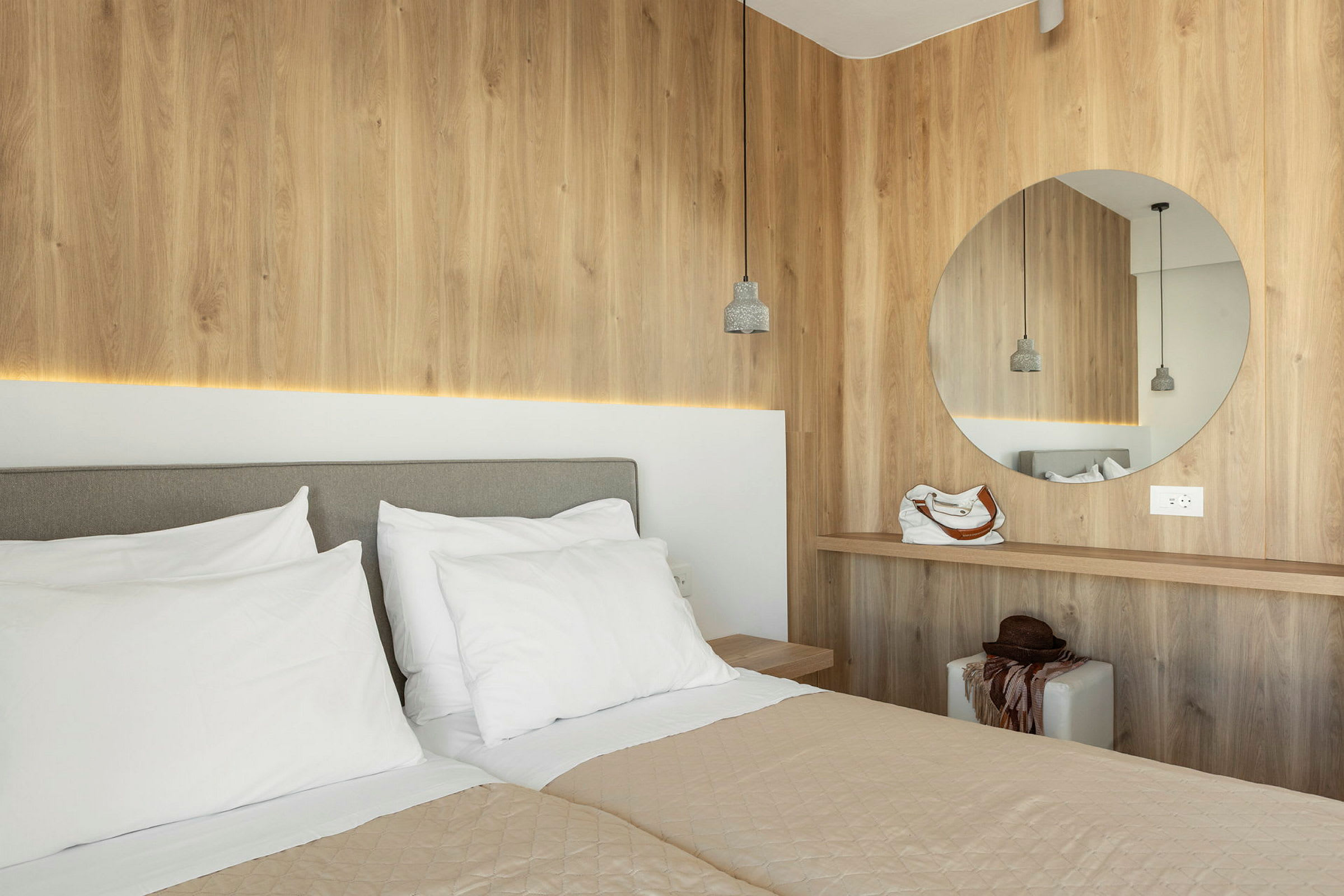 Modernt hotellrum med två sängar och träpaneler. (AI-genererad text)
