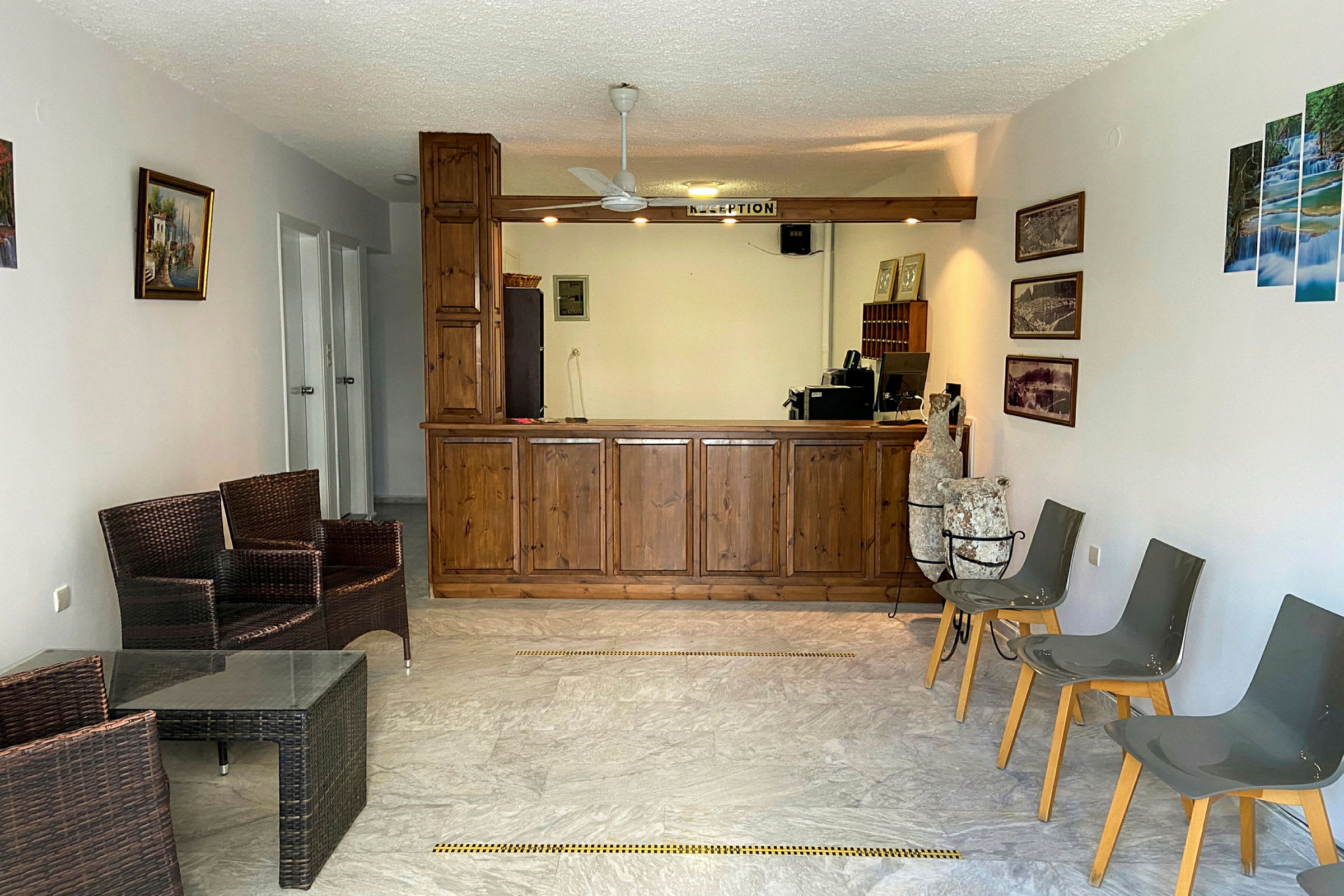 Bild föreställer en hotellreception med en trädisk och sittplatser. (AI-genererad text)