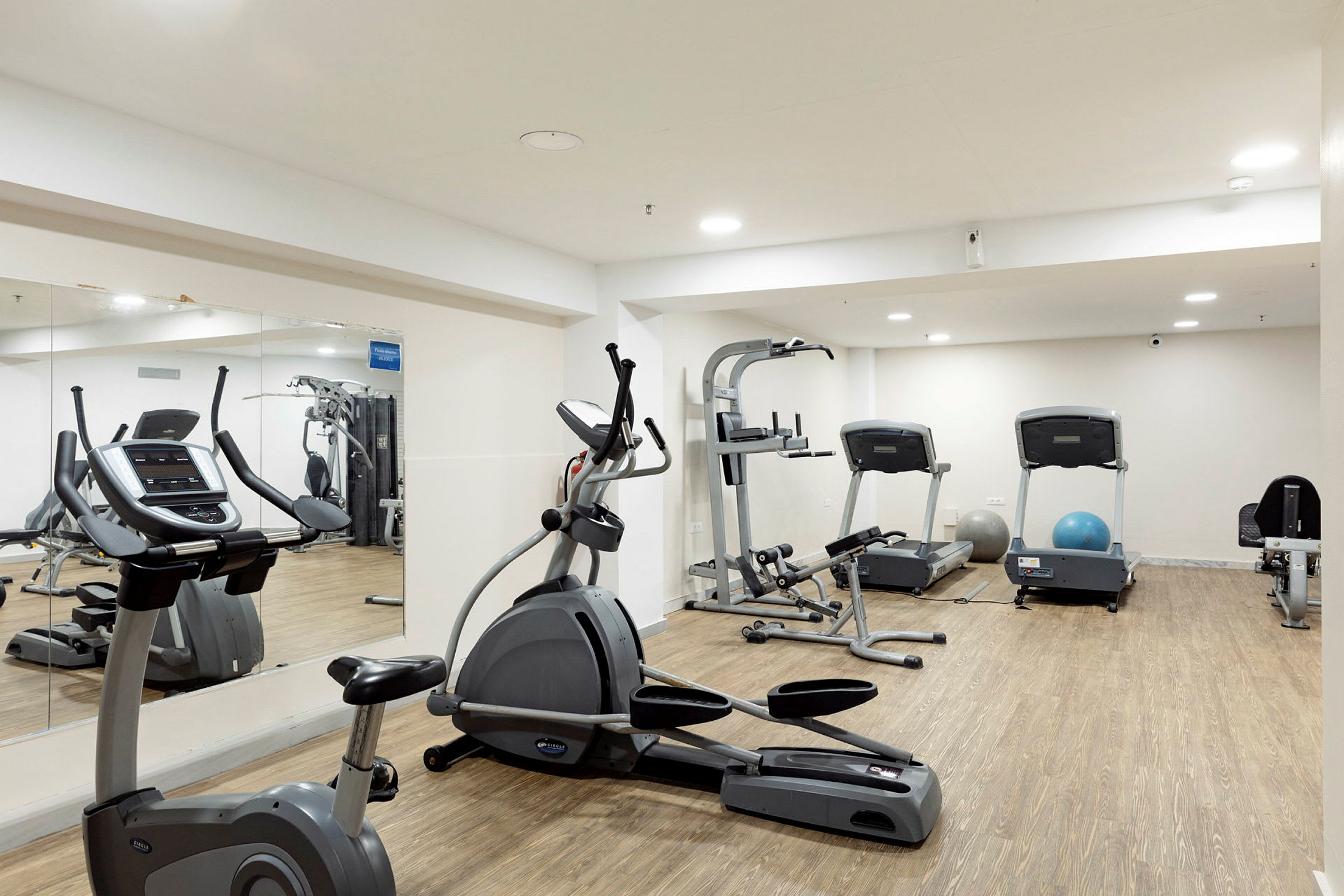 Ett gym med träningsutrustning såsom löpband och cykel. (AI-genererad text)