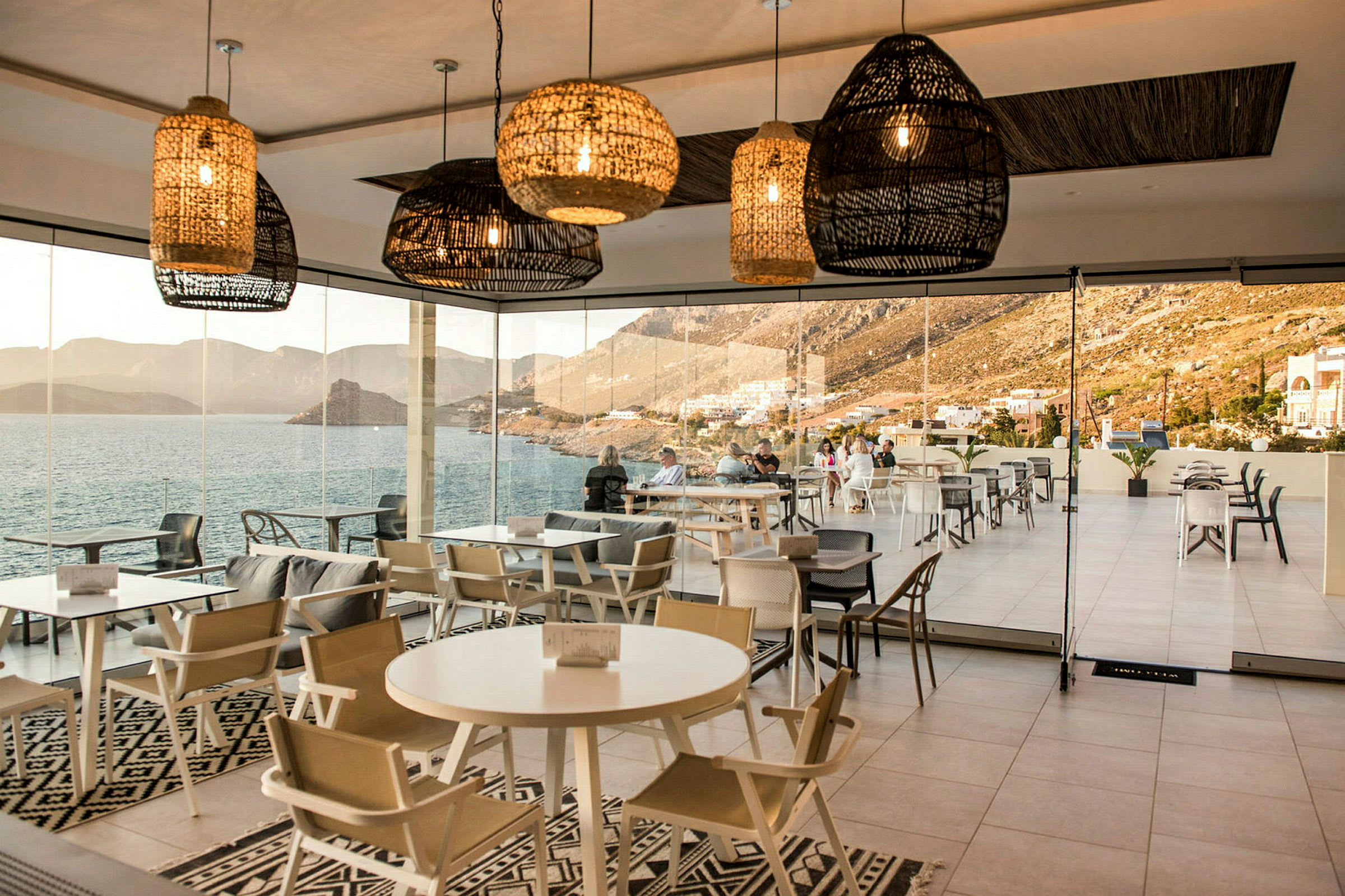 Modern restaurang med havsutsikt. (AI-genererad text)