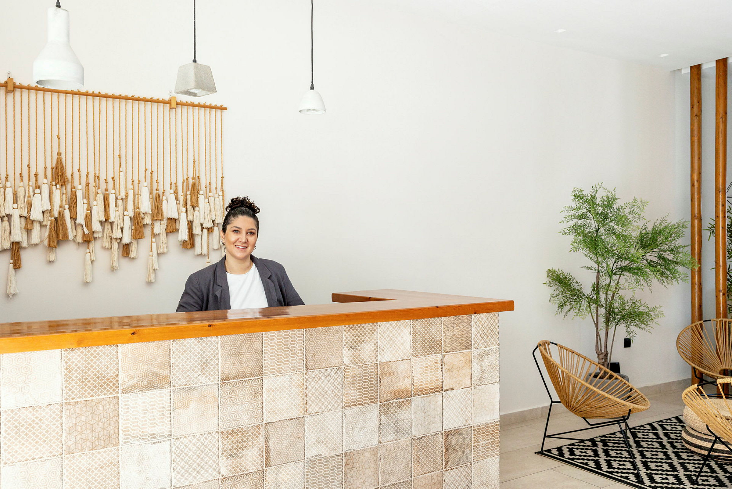 Reception med modern och minimalistisk inredning. (AI-genererad text)
