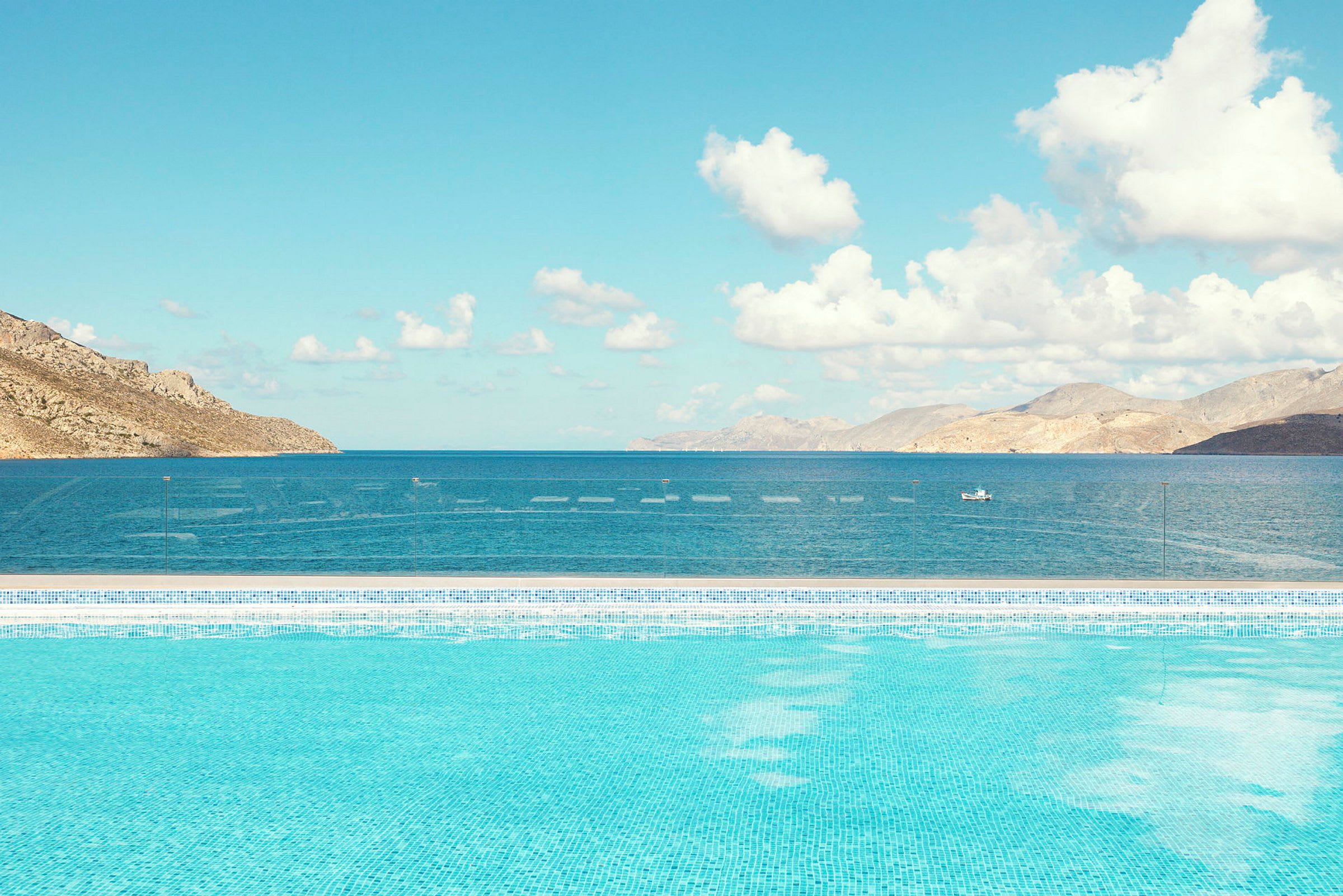 Infinitypool med havsutsikt och berg i bakgrunden. (AI-genererad text)