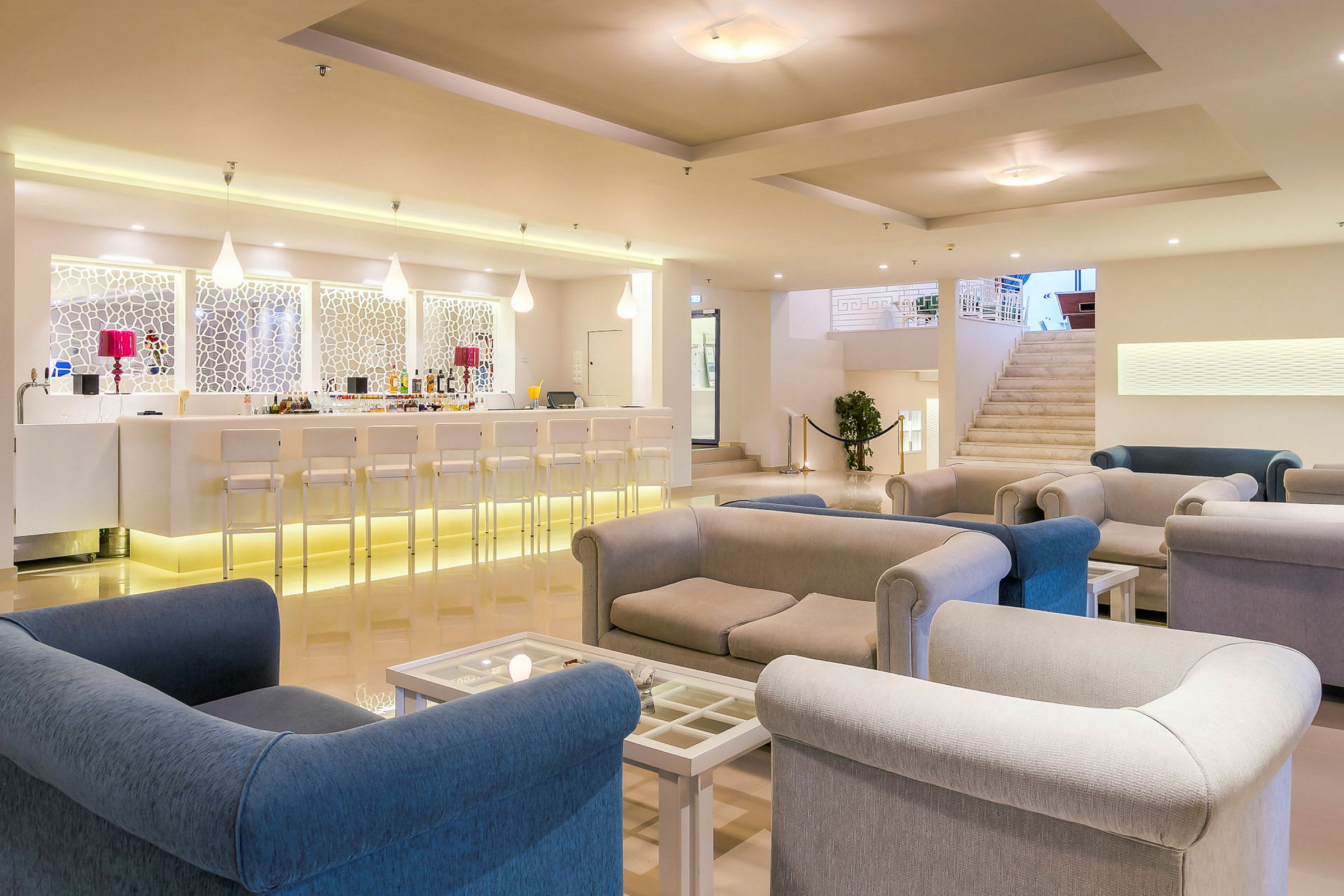 Modern hotellobby med soffor, bord och bardisk. (AI-genererad text)