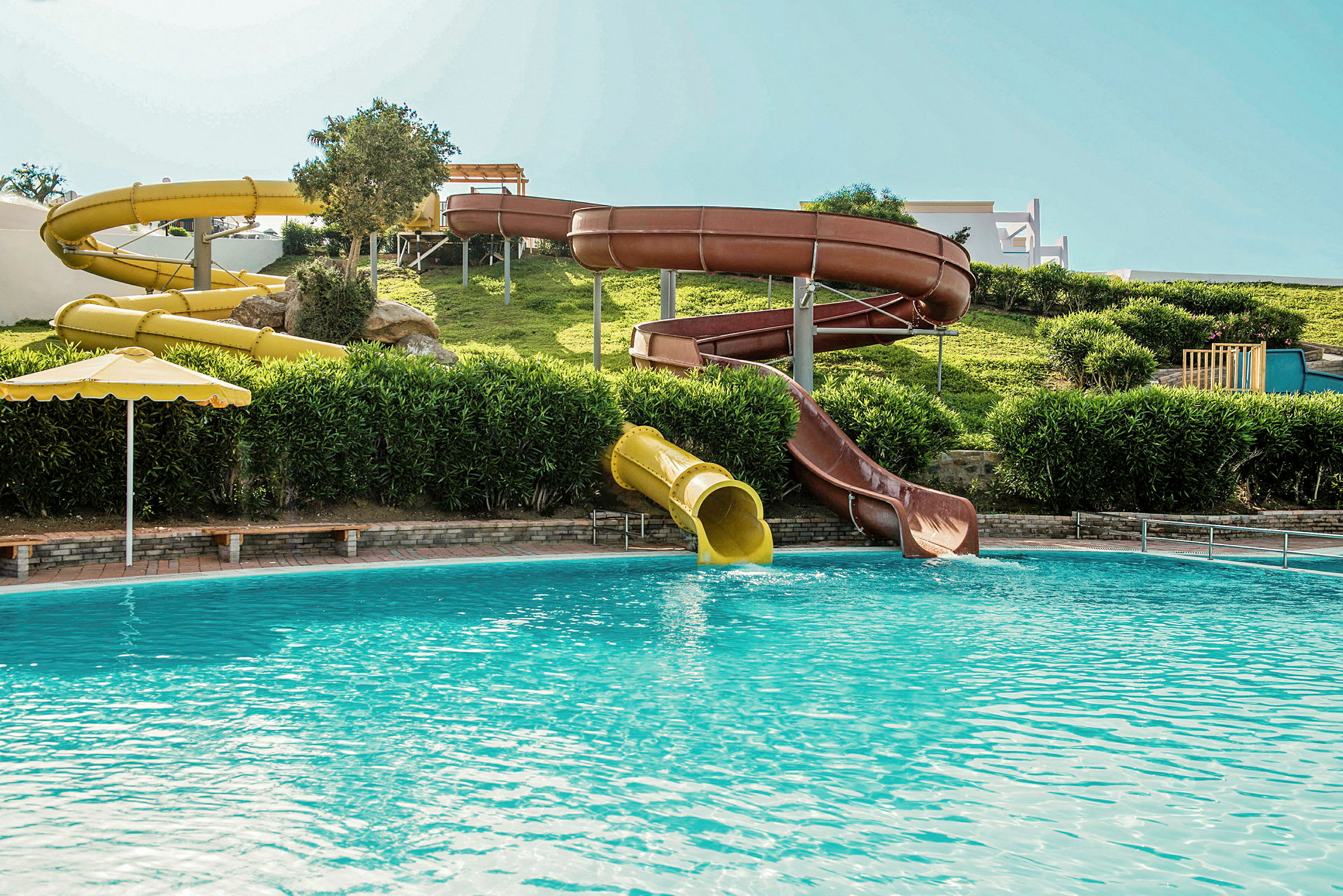 Bild av vattenrutschbanor intill en pool. (AI-genererad text)