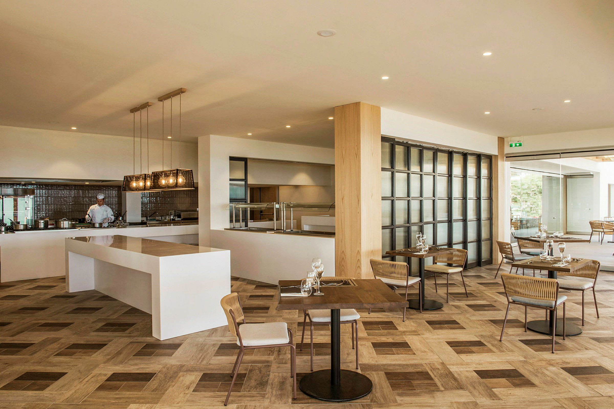 Moderna restaurangmöbler och köksdetaljer i en elegant miljö. (AI-genererad text)