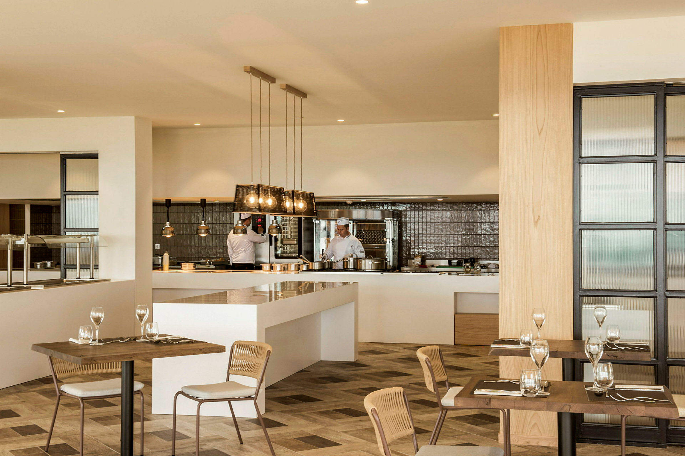 Modernt restaurangområde med öppet kök. (AI-genererad text)